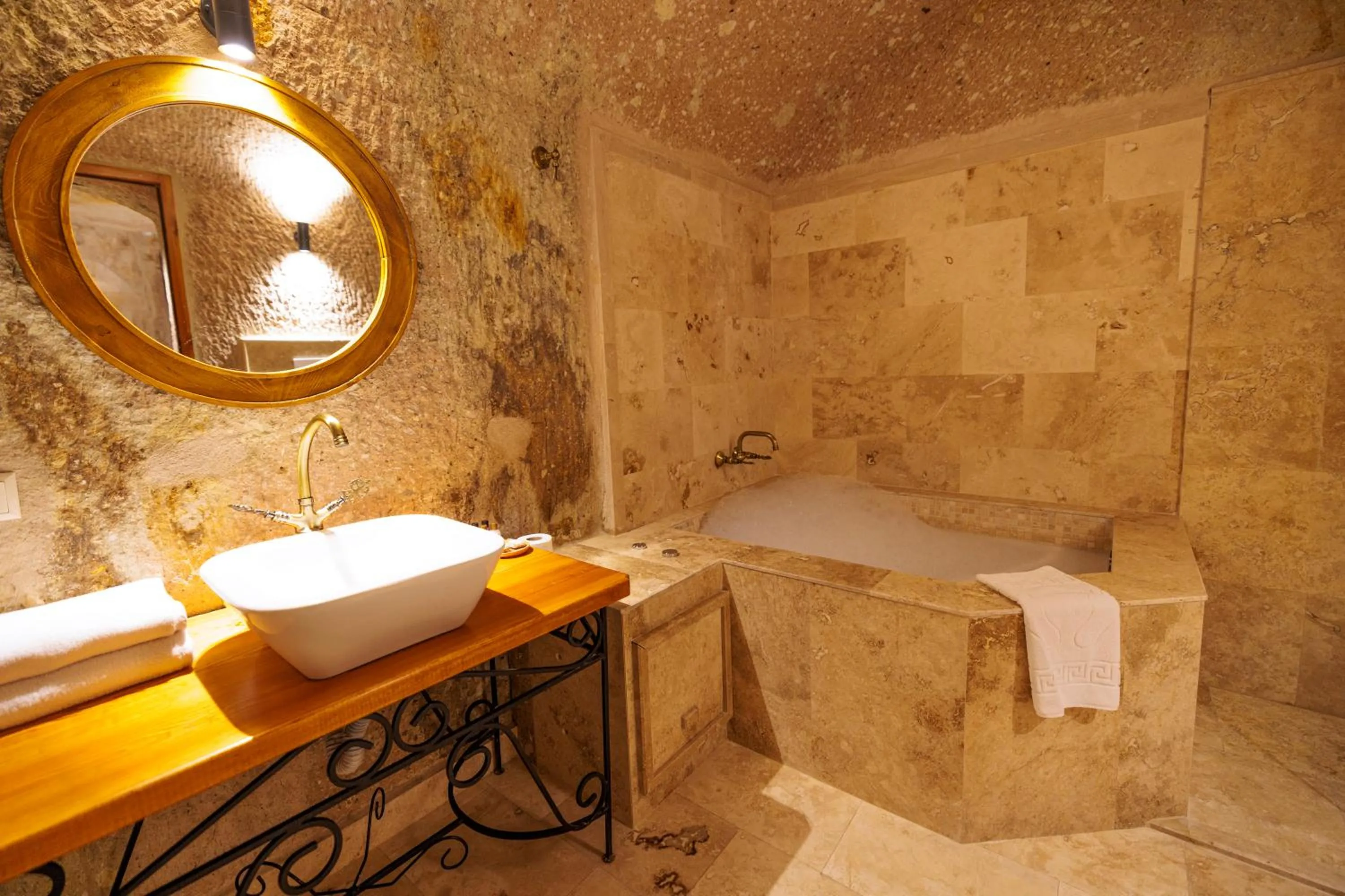 Hot Tub in Canyon Cave Hotel