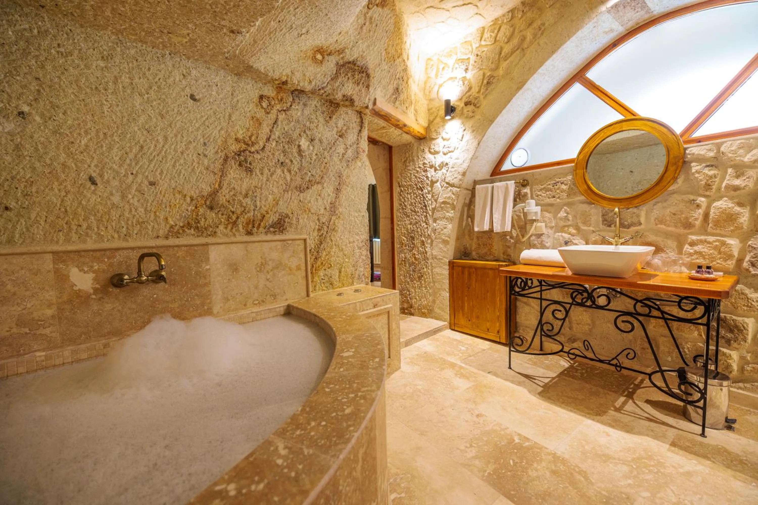 Hot Tub in Canyon Cave Hotel