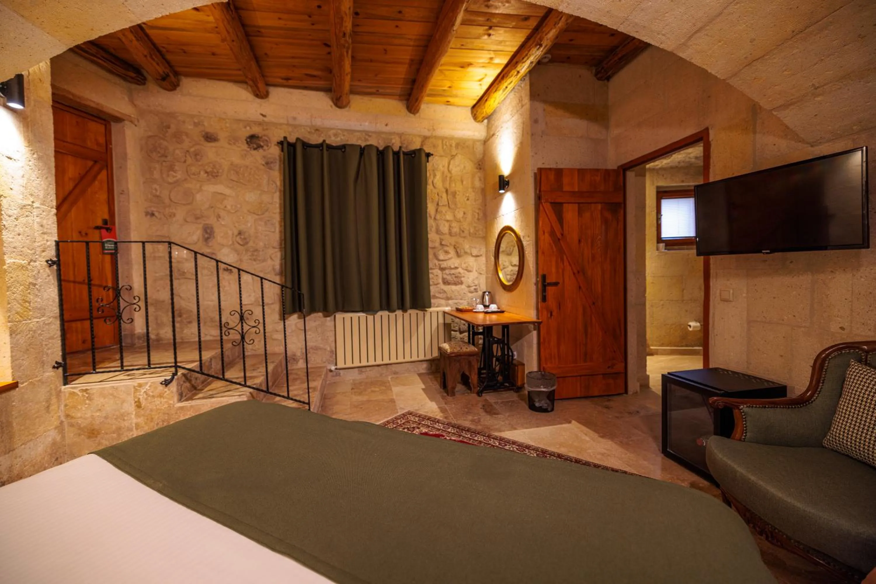 Bedroom, Bed in Canyon Cave Hotel