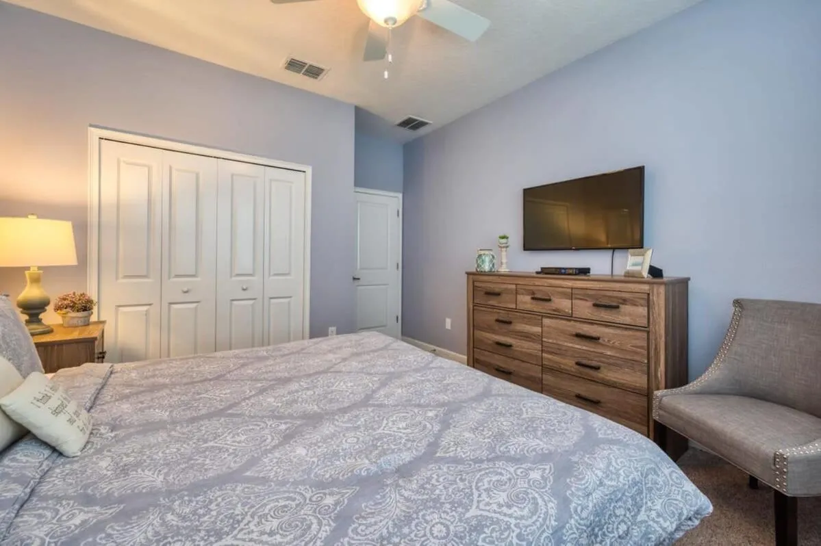 Bed in Stunning Home Private Pool Great Location