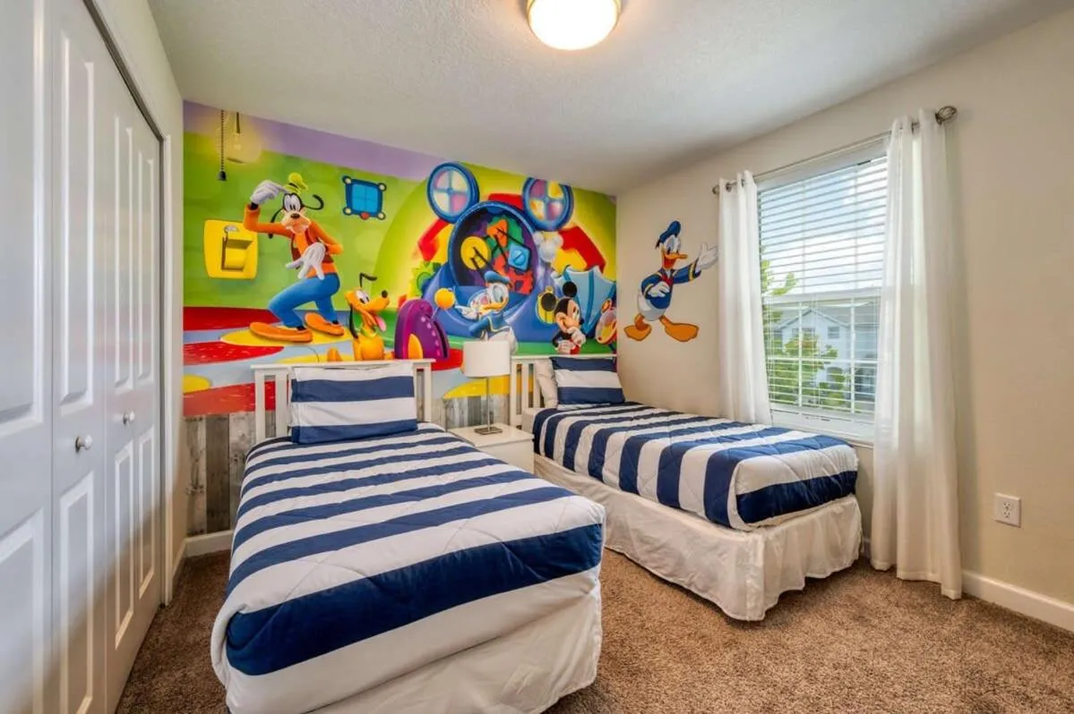 Bed in Stunning Home Private Pool Great Location