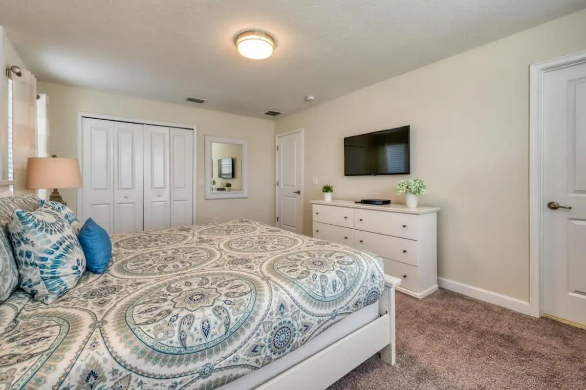 Bed in Stunning Home Private Pool Great Location