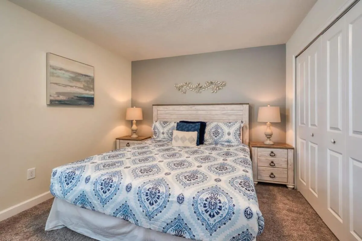 Bed in Stunning Home Private Pool Great Location