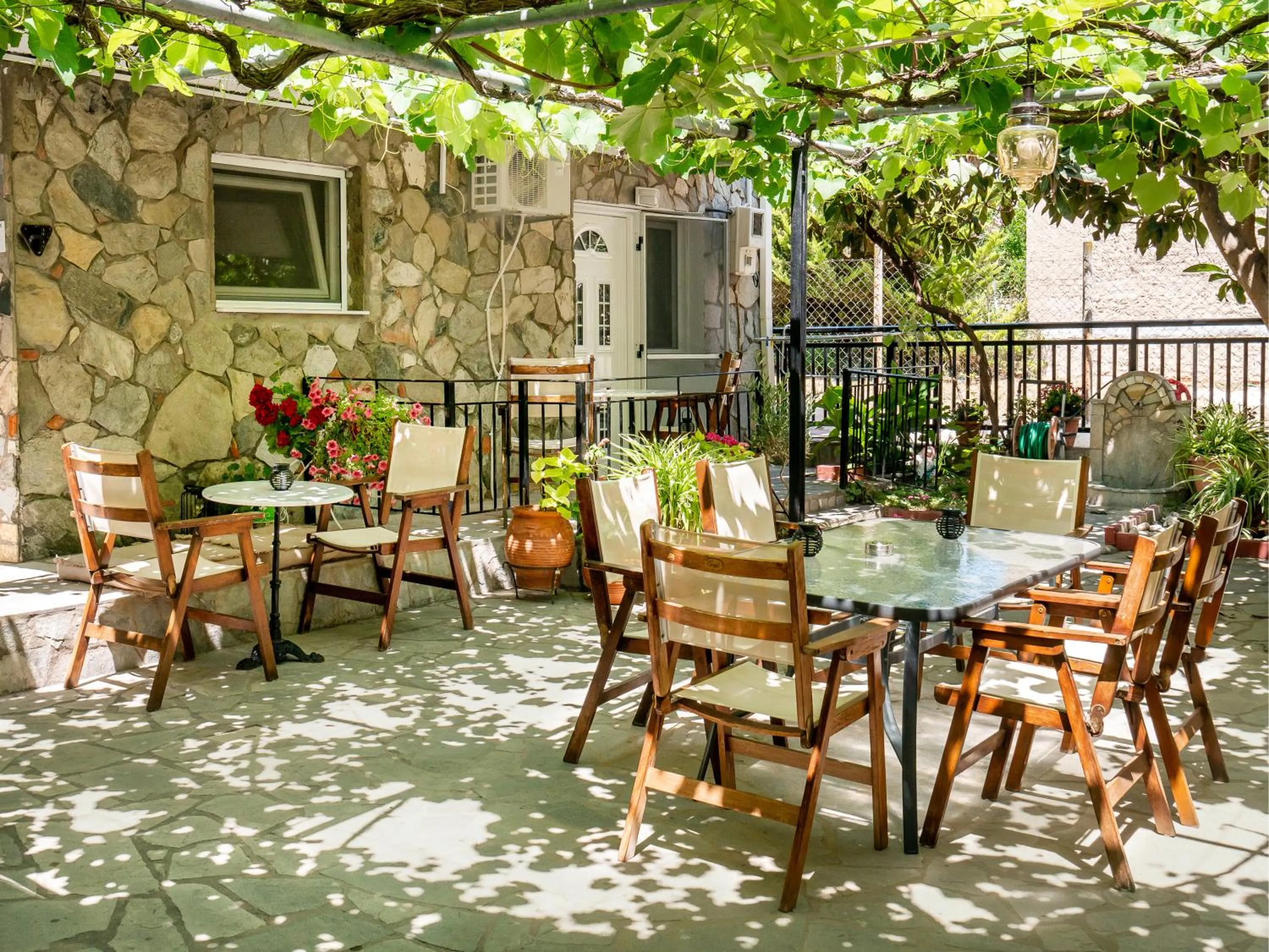 Garden in Famelia Studios Lampiris