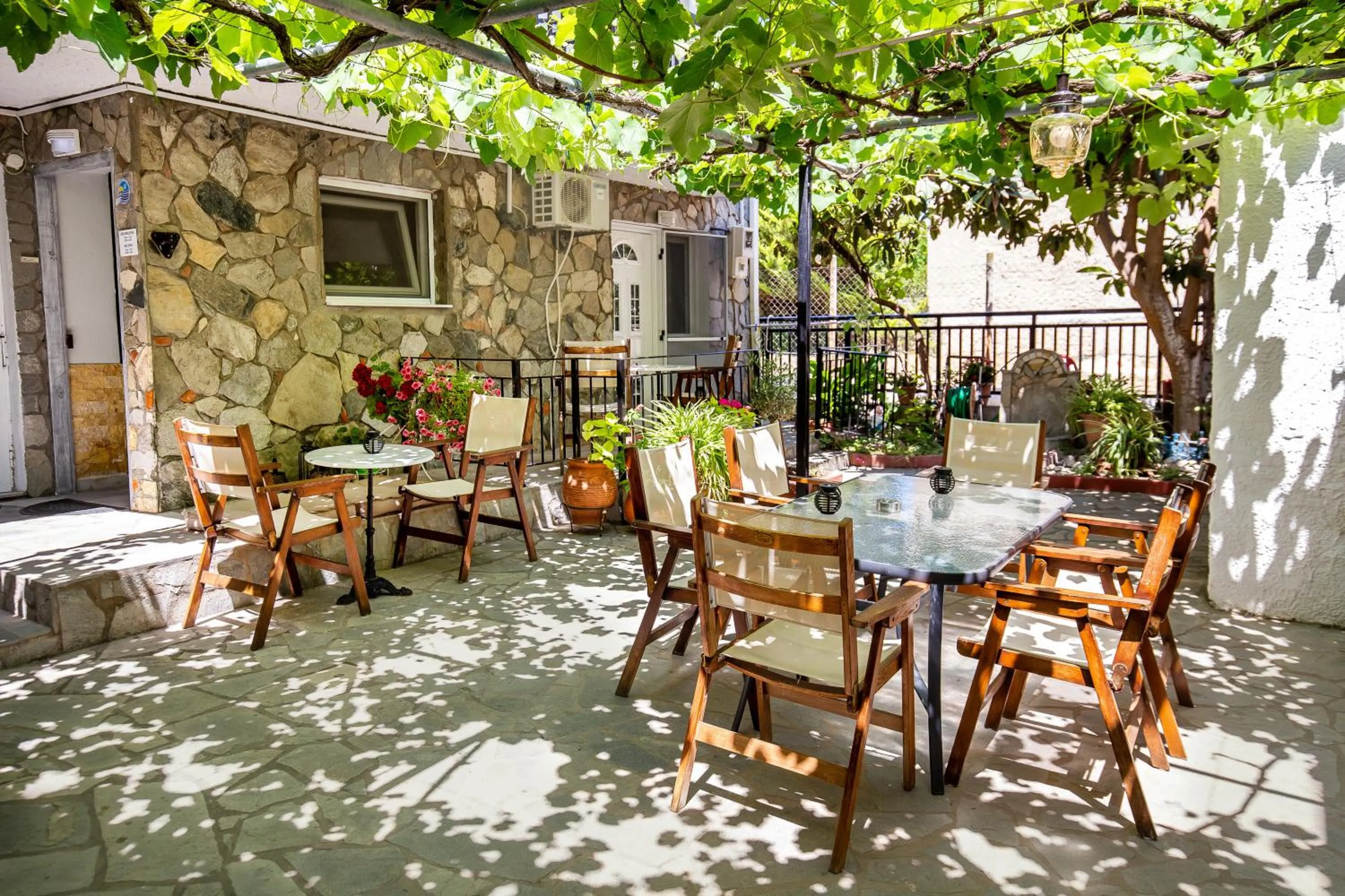 Garden in Famelia Studios Lampiris