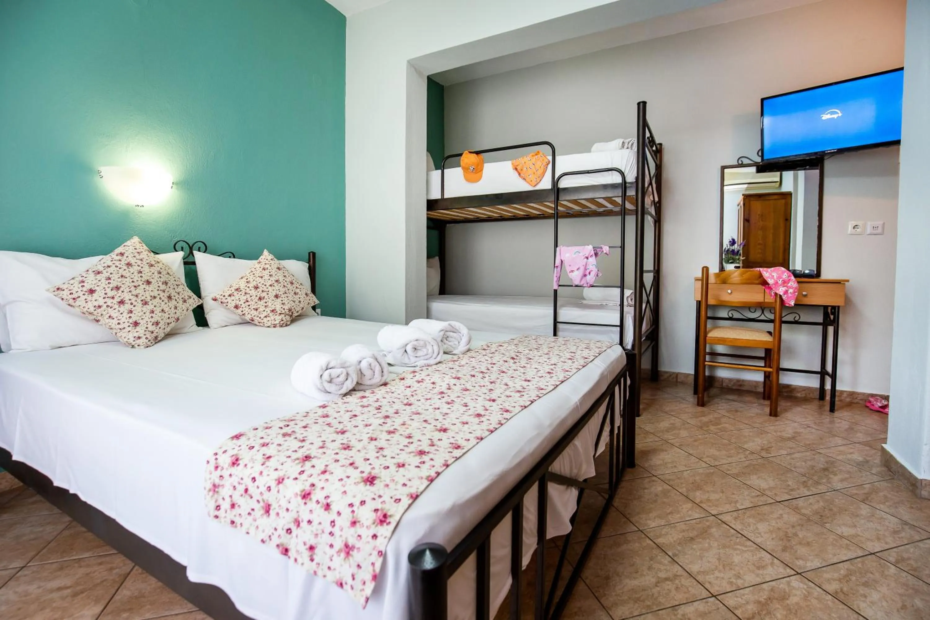 bunk bed, Bed in Famelia Studios Lampiris