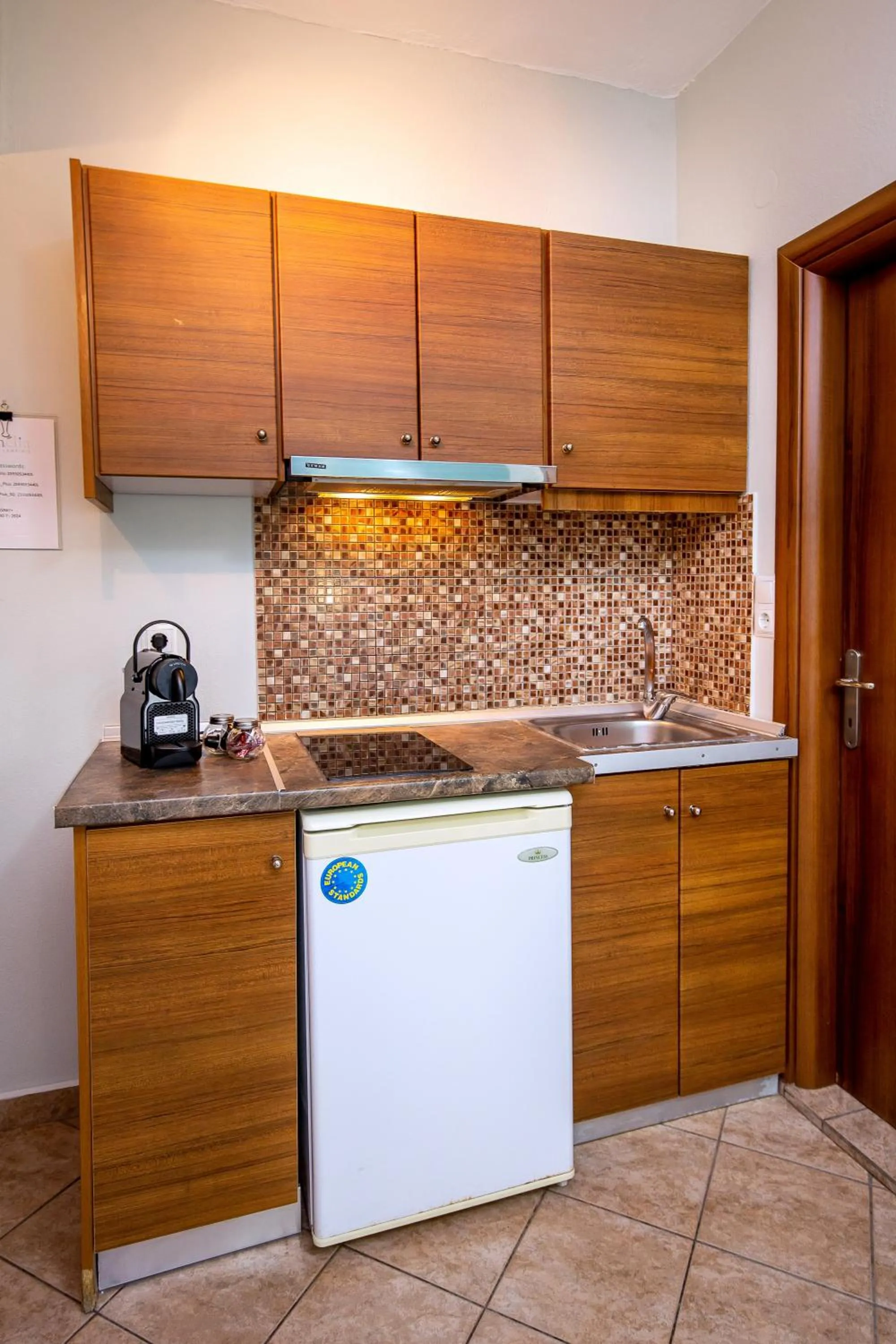 Coffee/tea facilities in Famelia Studios Lampiris