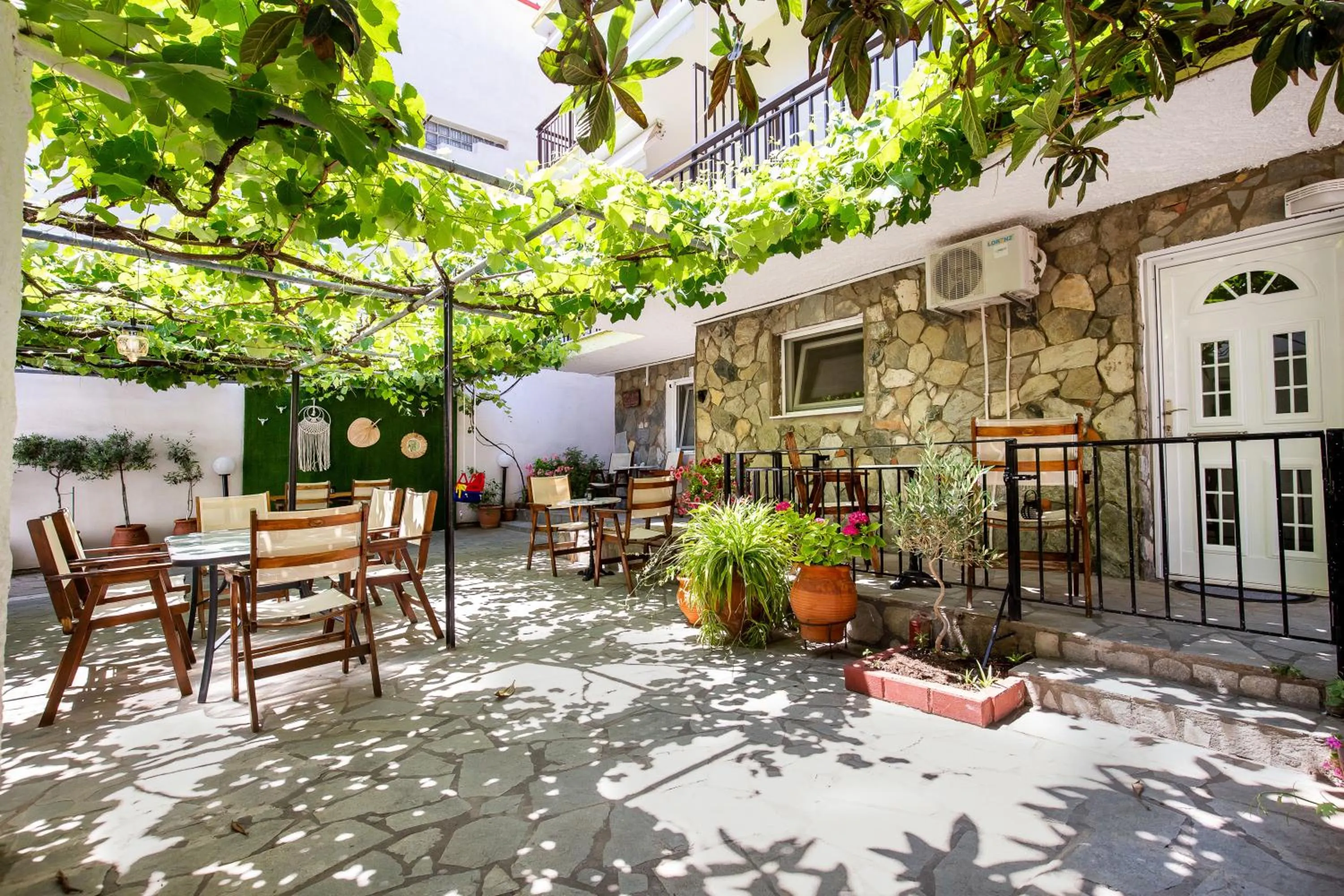 Garden in Famelia Studios Lampiris