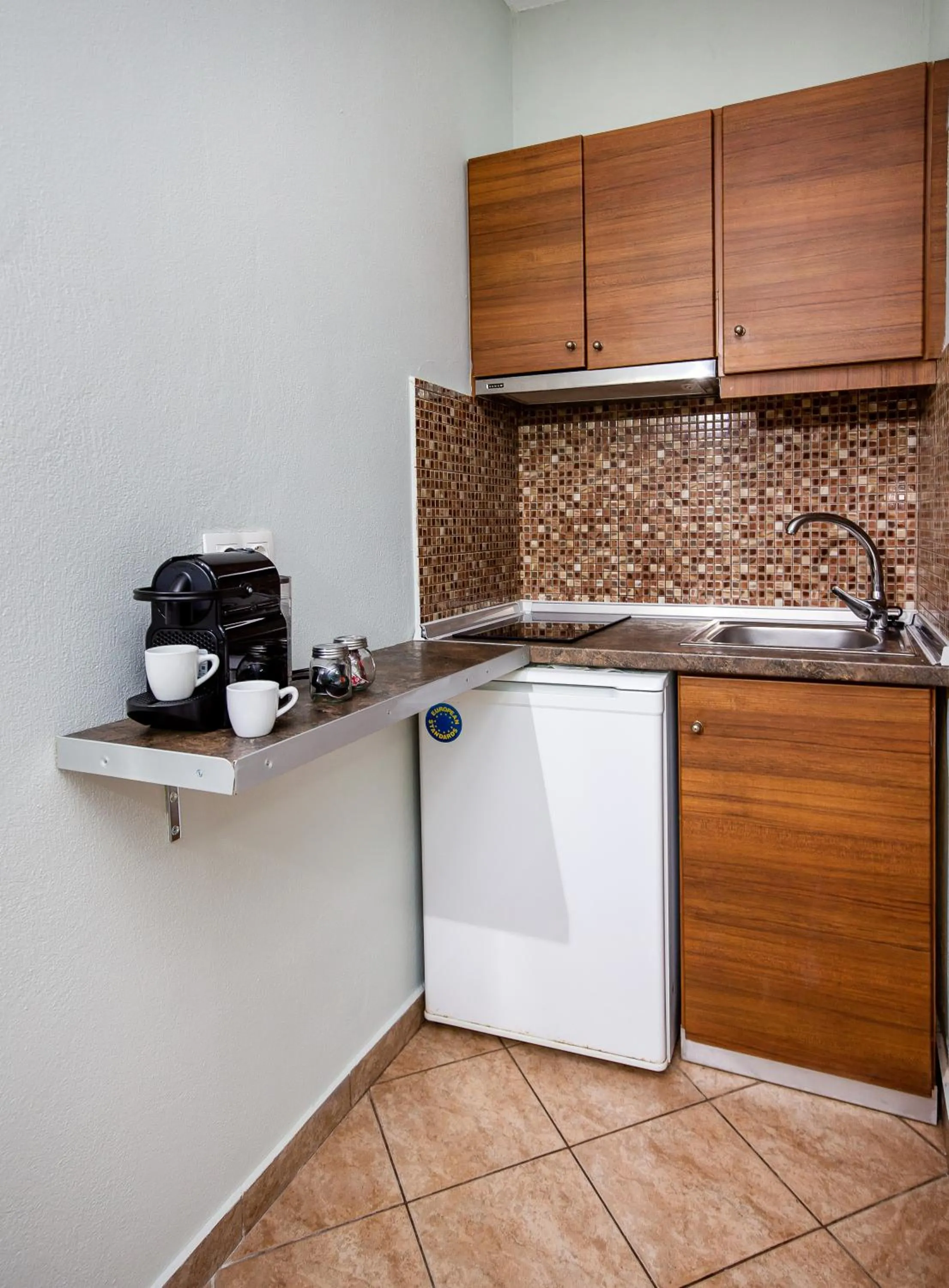 Coffee/tea facilities in Famelia Studios Lampiris