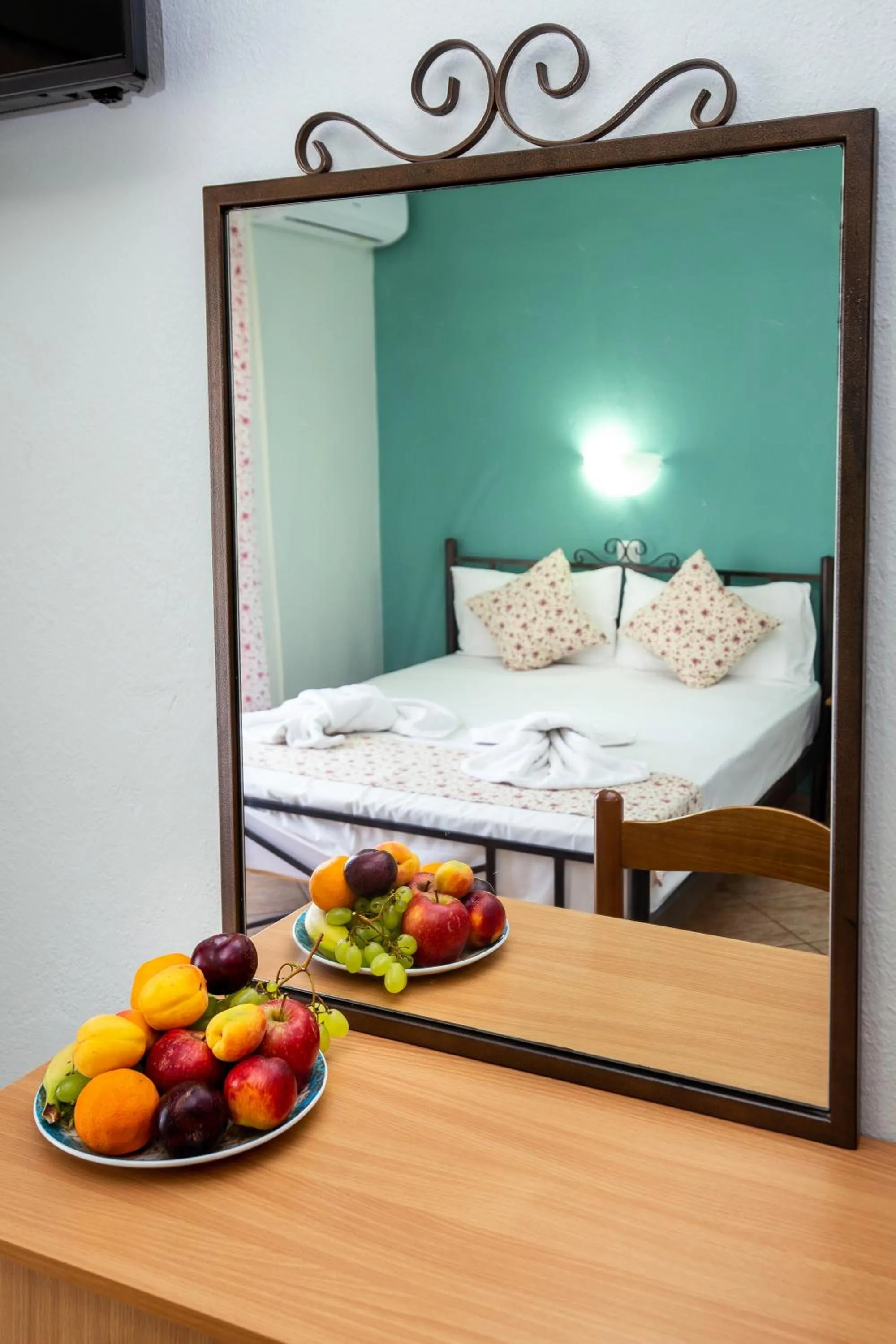 Decorative detail, Bed in Famelia Studios Lampiris