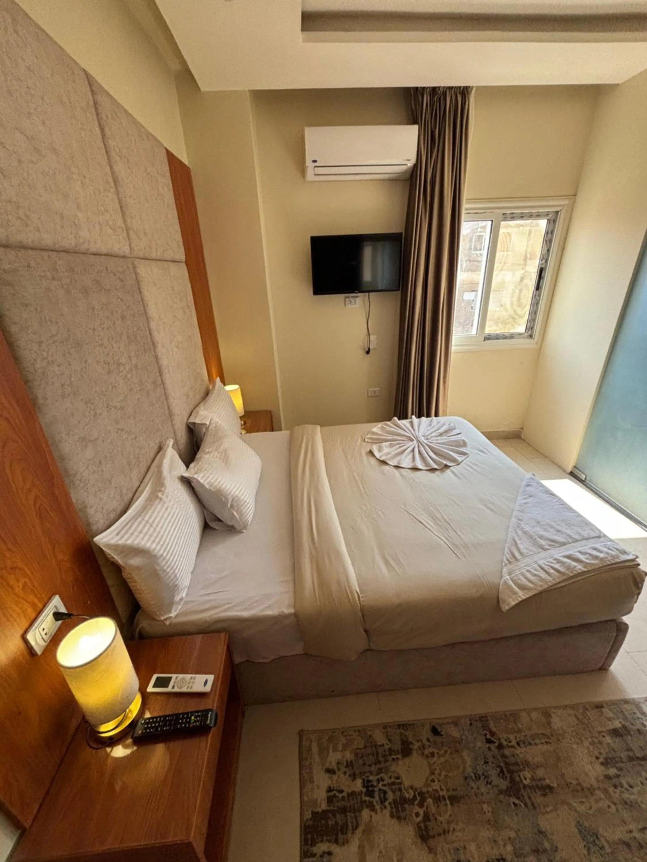 Bed in Solima Pyramids View