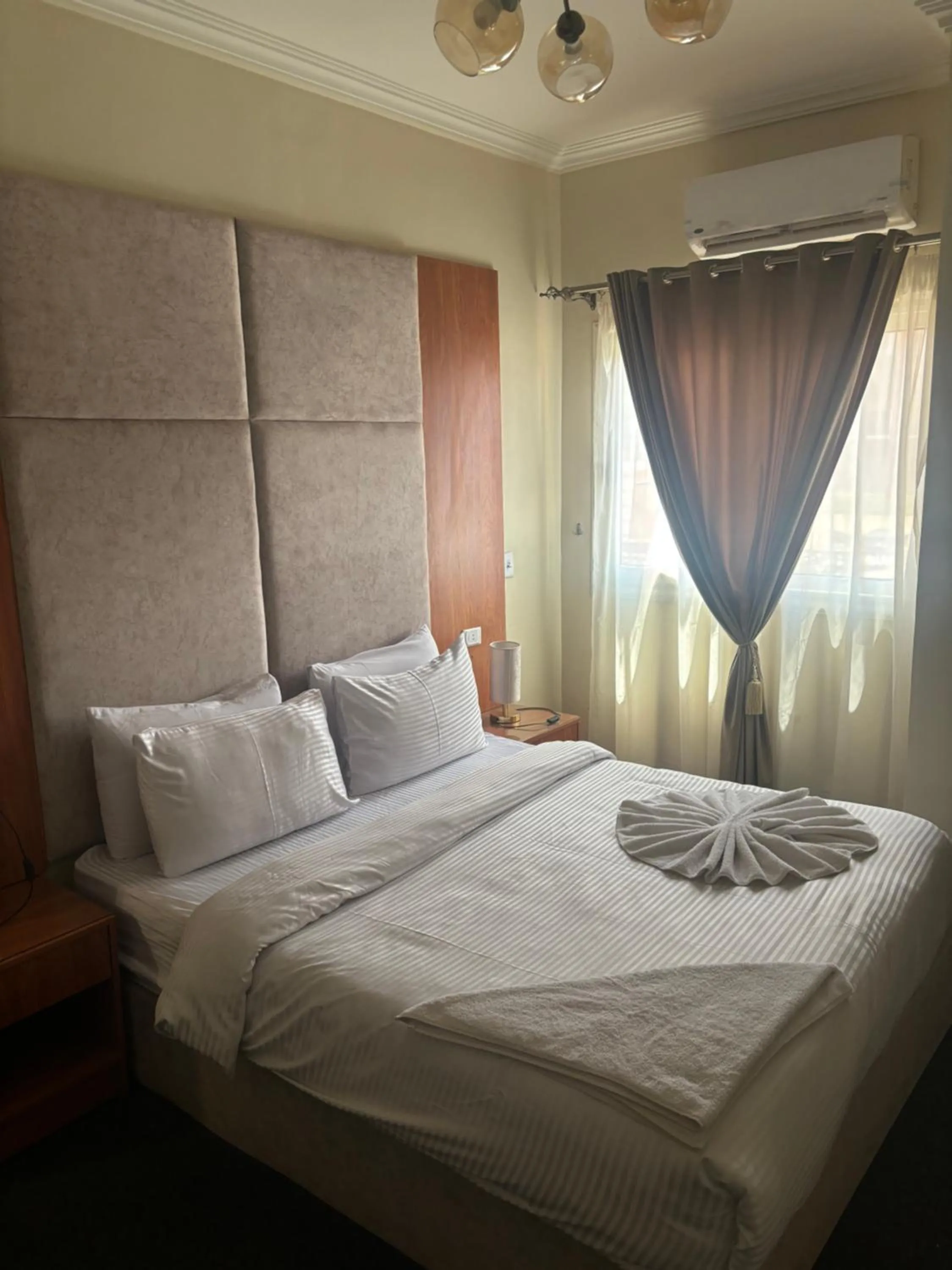 Bedroom, Bed in Solima Pyramids View