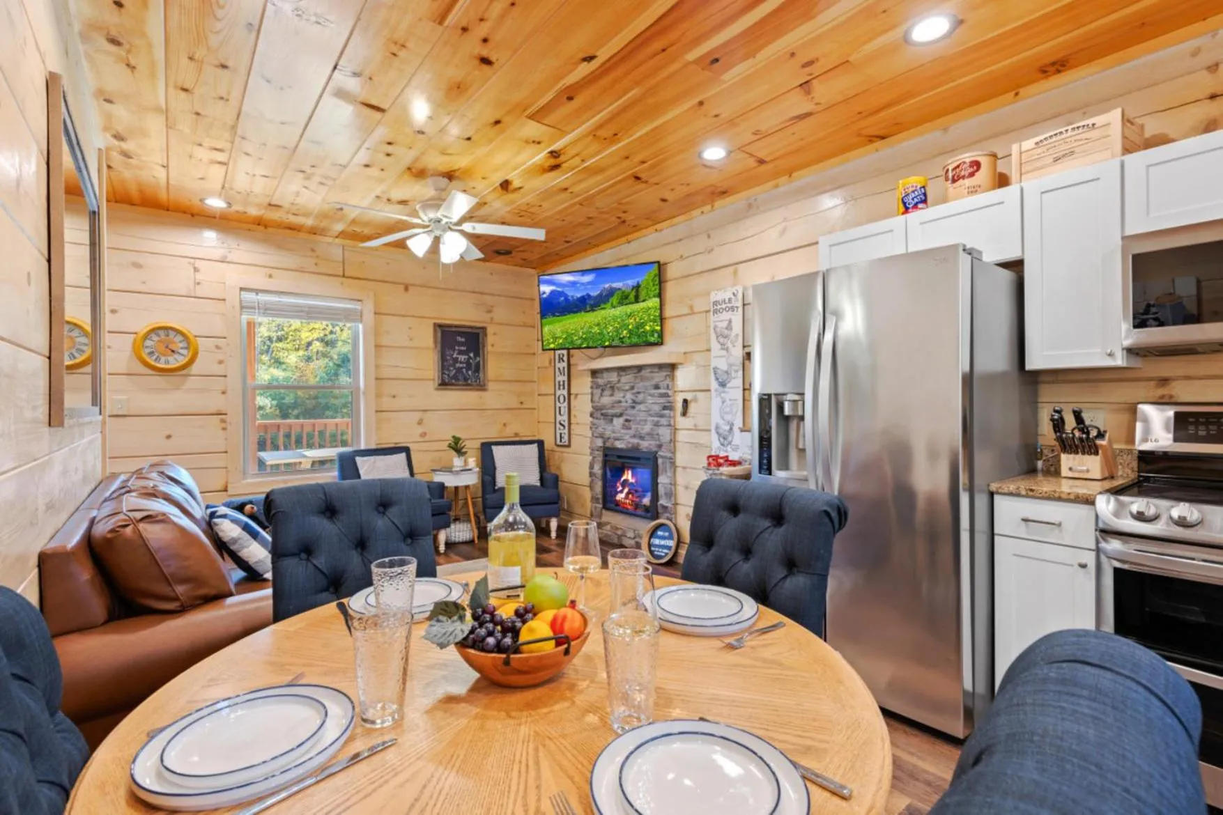 Communal lounge/ TV room in Enchanted Forest Hideaway by Ghosal Luxury Lodging