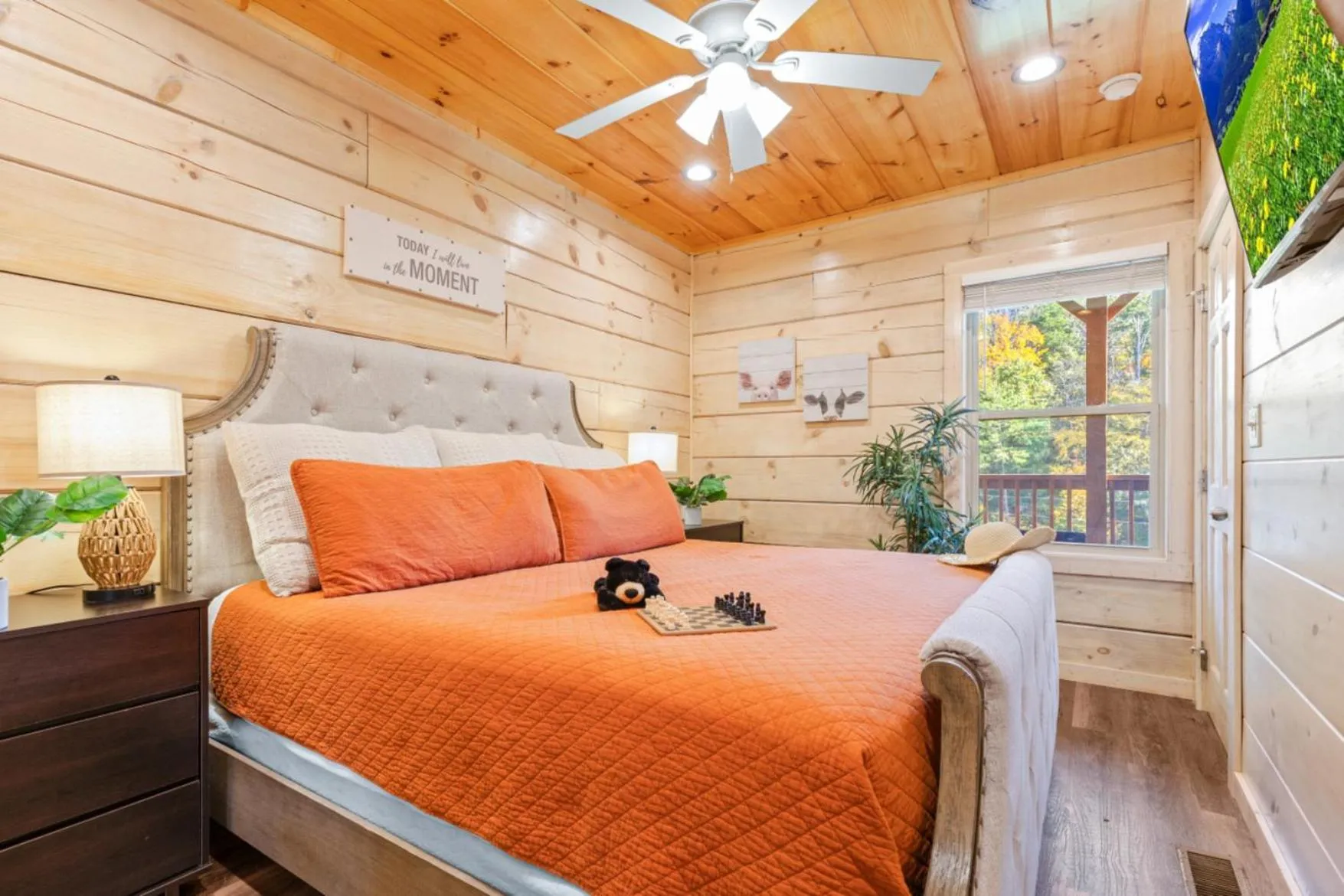 Communal lounge/ TV room, Bed in Enchanted Forest Hideaway by Ghosal Luxury Lodging