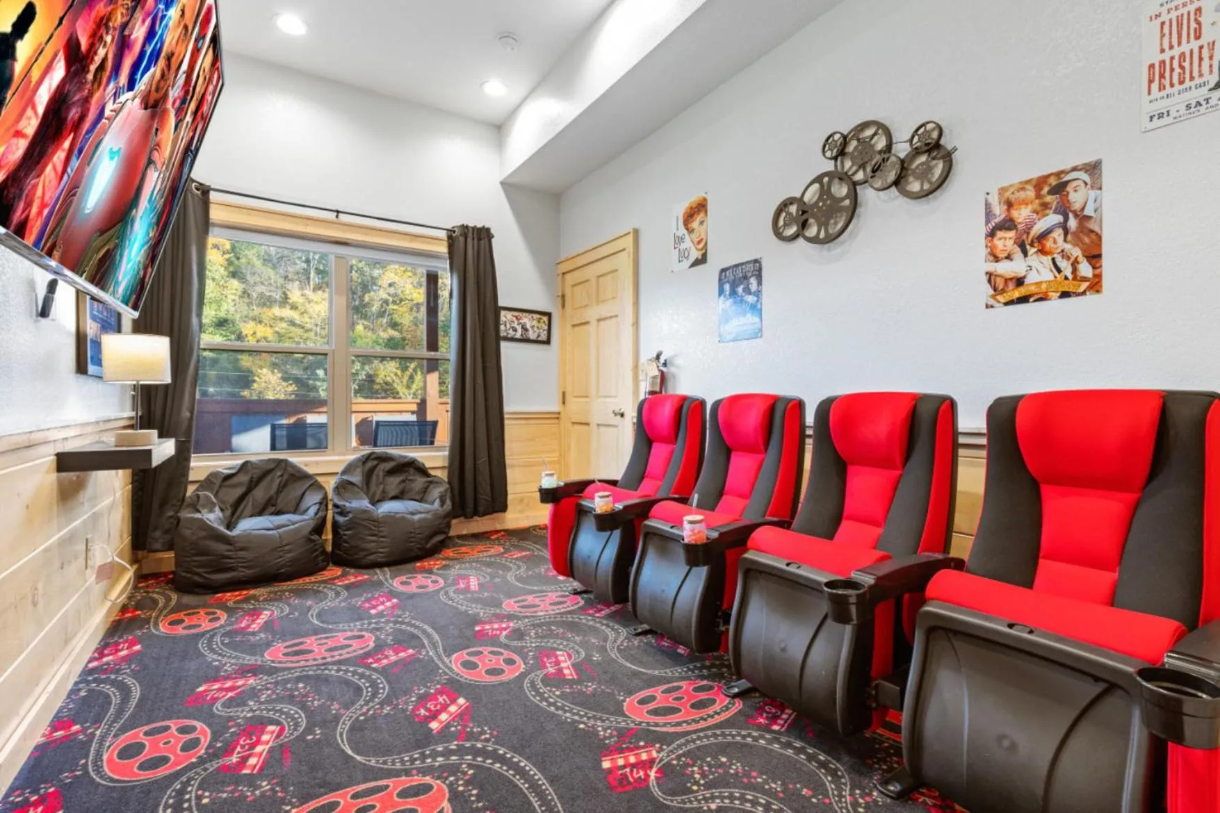 Communal lounge/ TV room in Enchanted Forest Hideaway by Ghosal Luxury Lodging