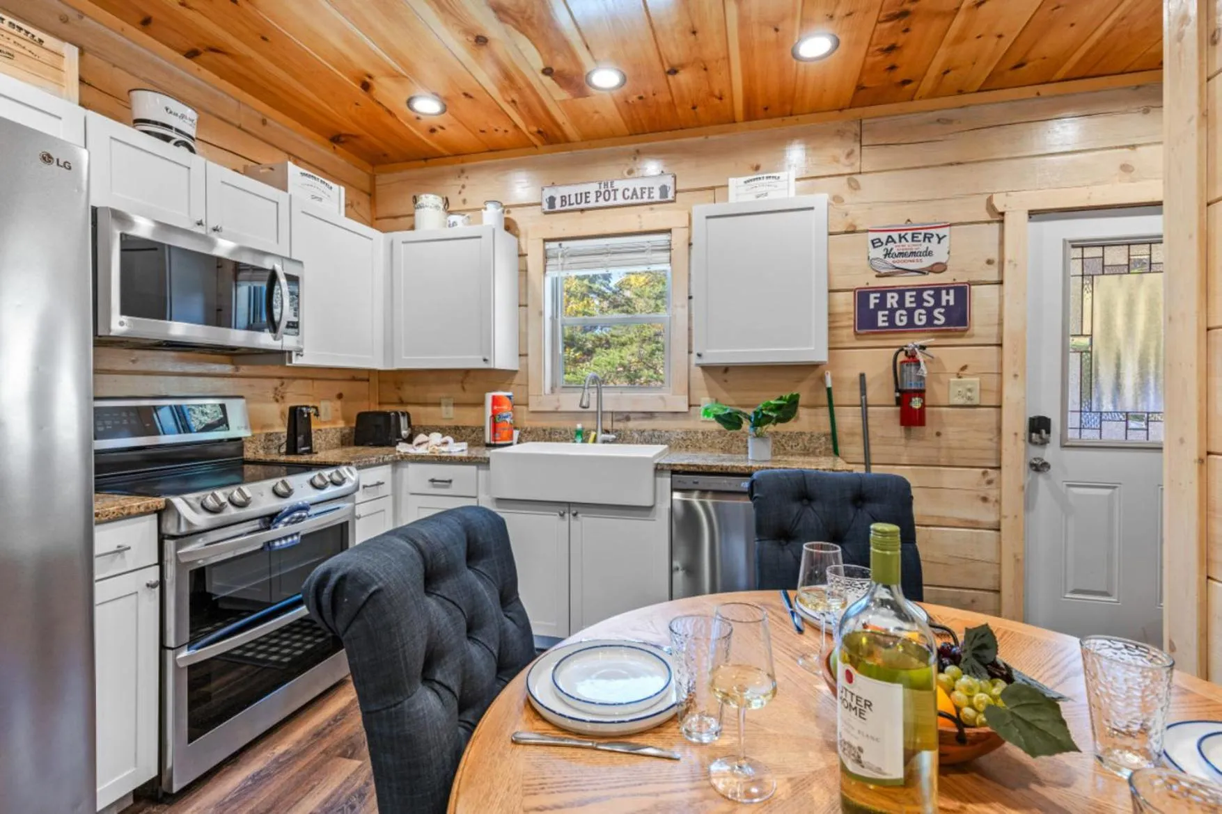 Kitchen or kitchenette in Enchanted Forest Hideaway by Ghosal Luxury Lodging