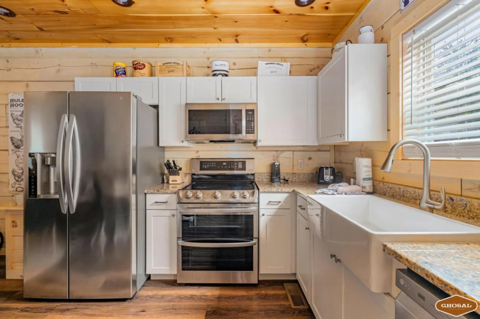 Kitchen or kitchenette in Enchanted Forest Hideaway by Ghosal Luxury Lodging