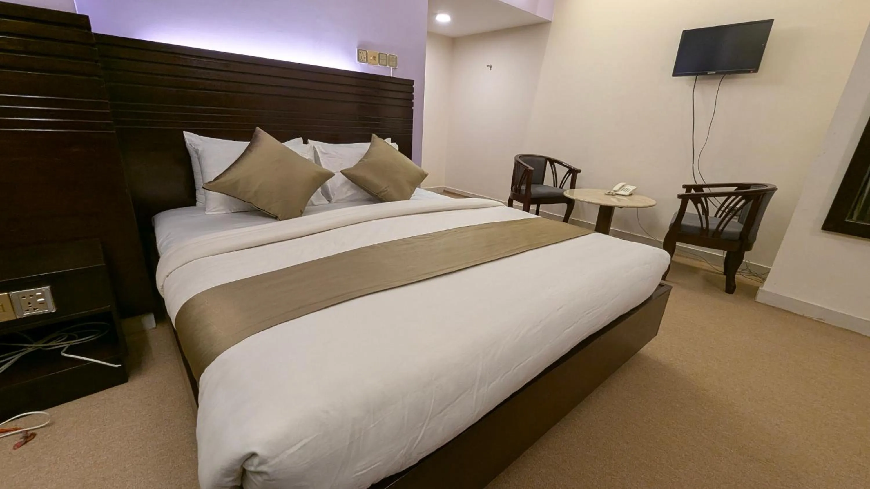 Communal lounge/ TV room, Bed in Hotel Royal Palm