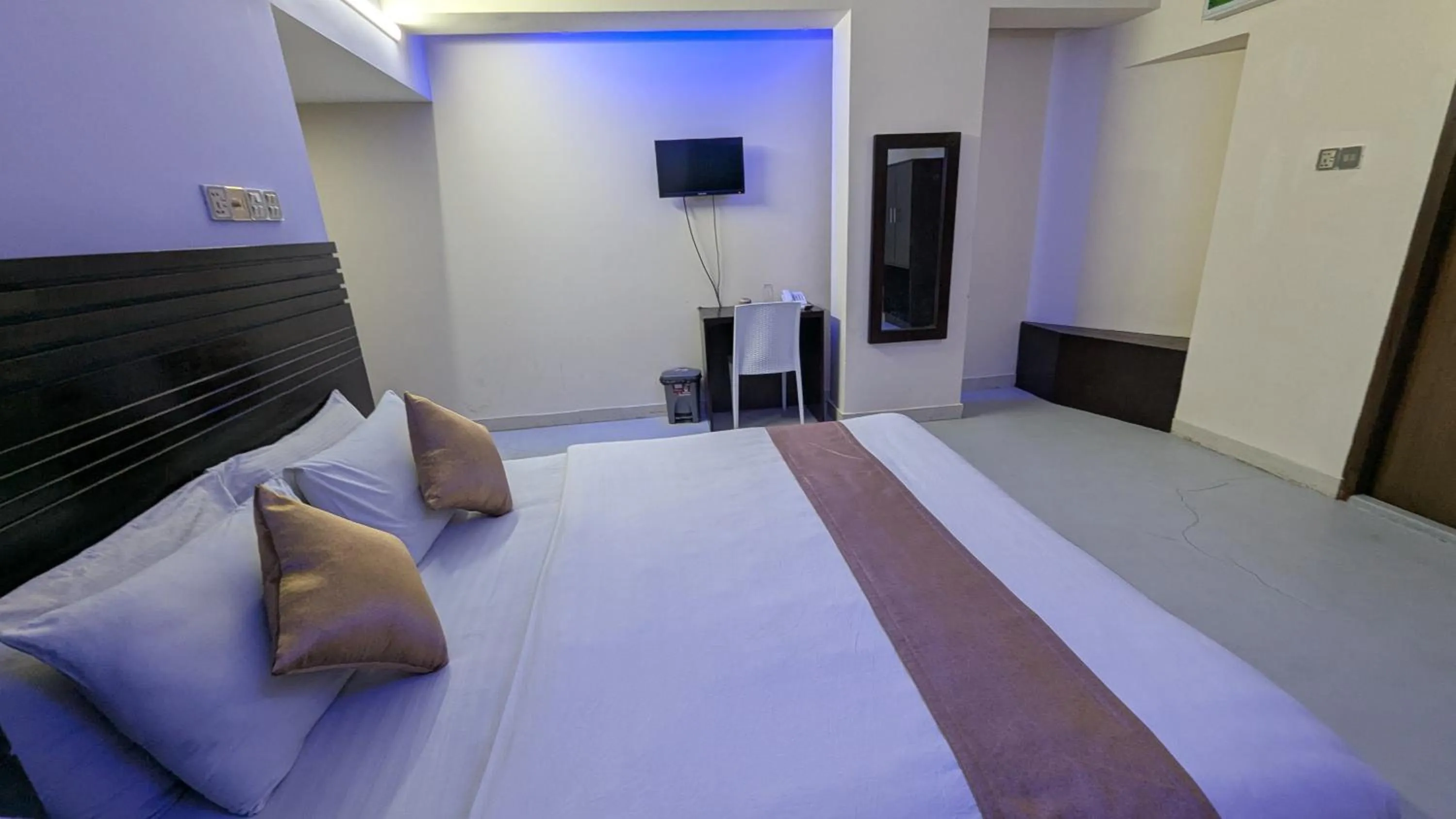 Communal lounge/ TV room, Bed in Hotel Royal Palm