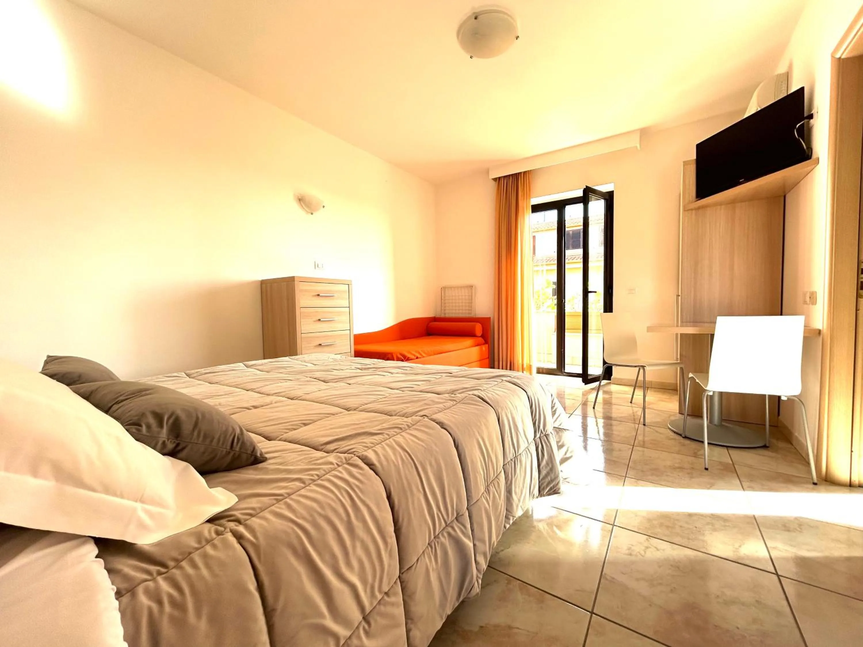 Communal lounge/ TV room, Bed in Hotel Park