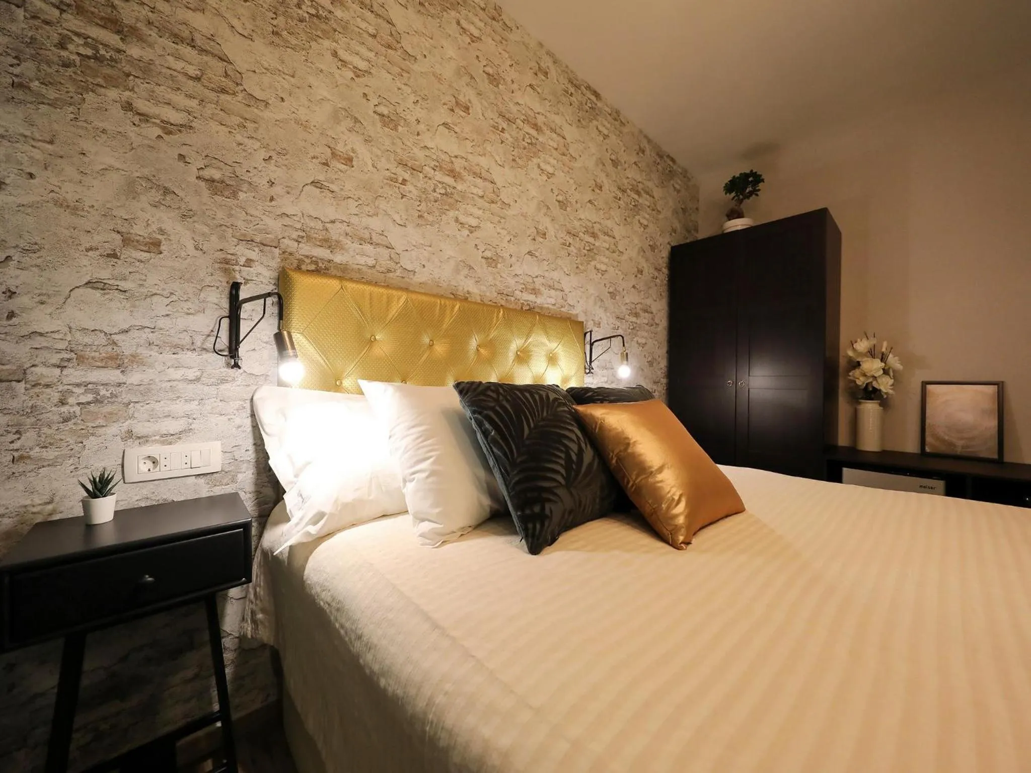 Bed in Aldo Apartments Center