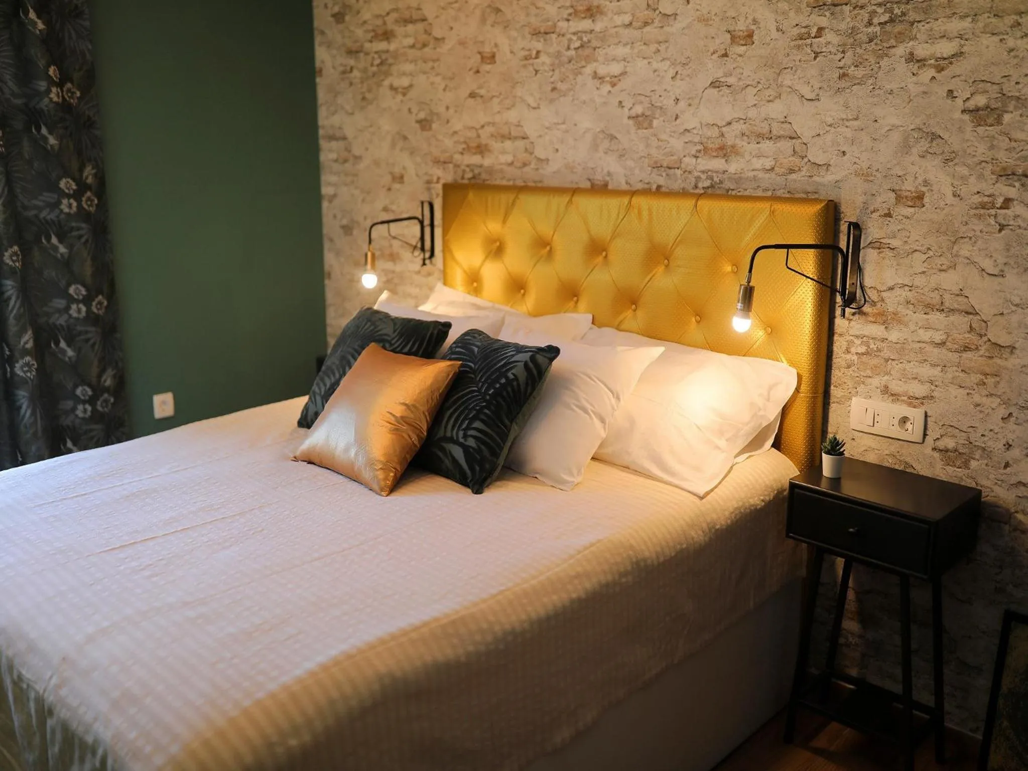 Bed in Aldo Apartments Center