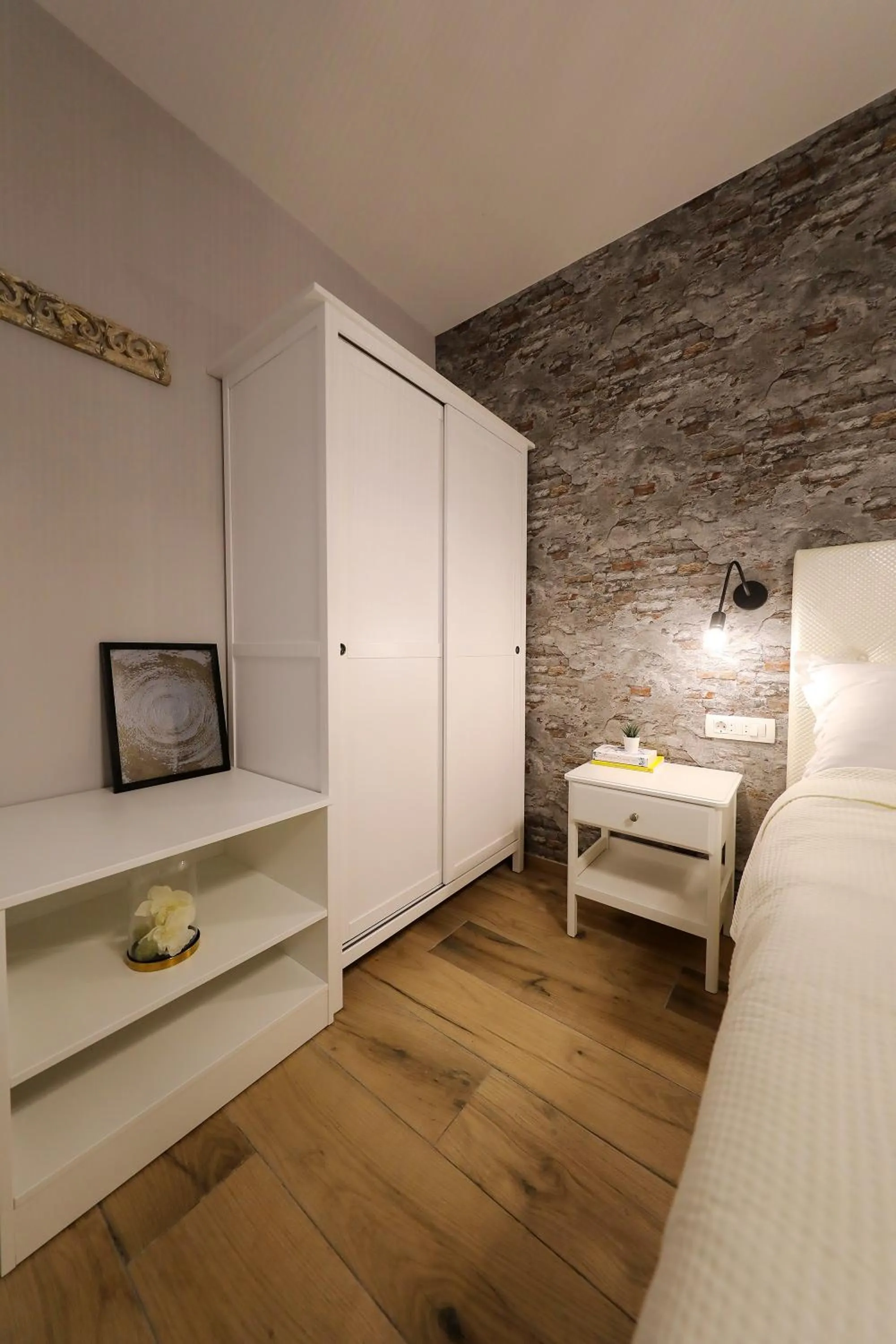 Bed in Aldo Apartments Center