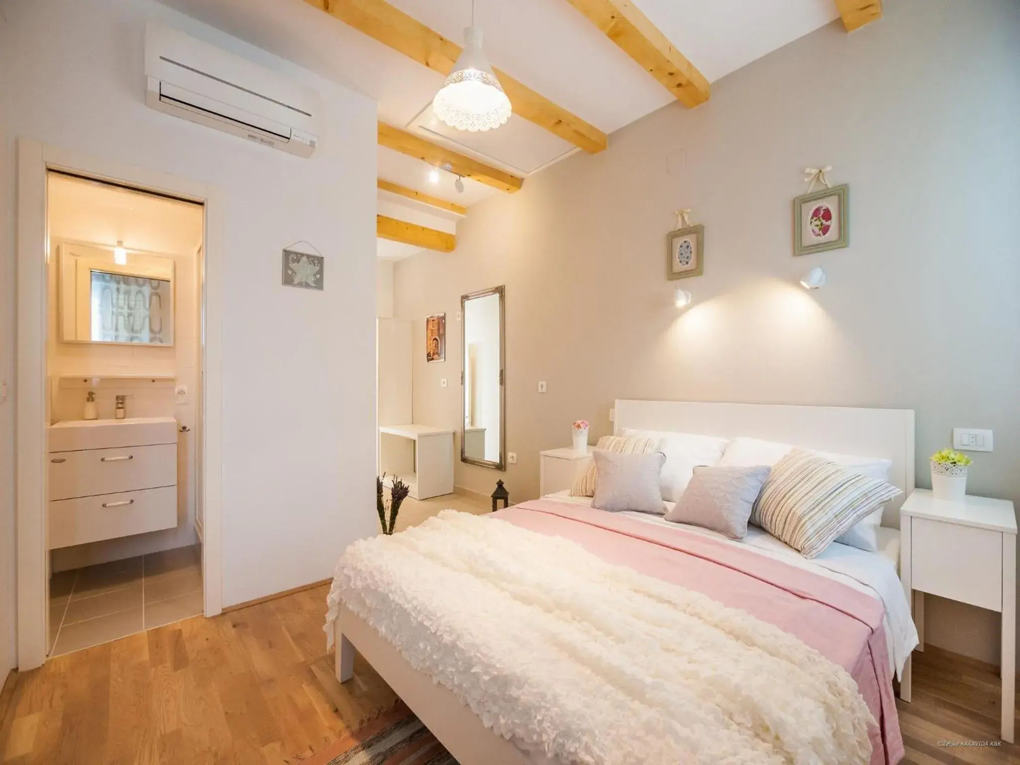 Standard Queen Room in Aldo Apartments Center Standard Queen Room in Aldo Apartments Center