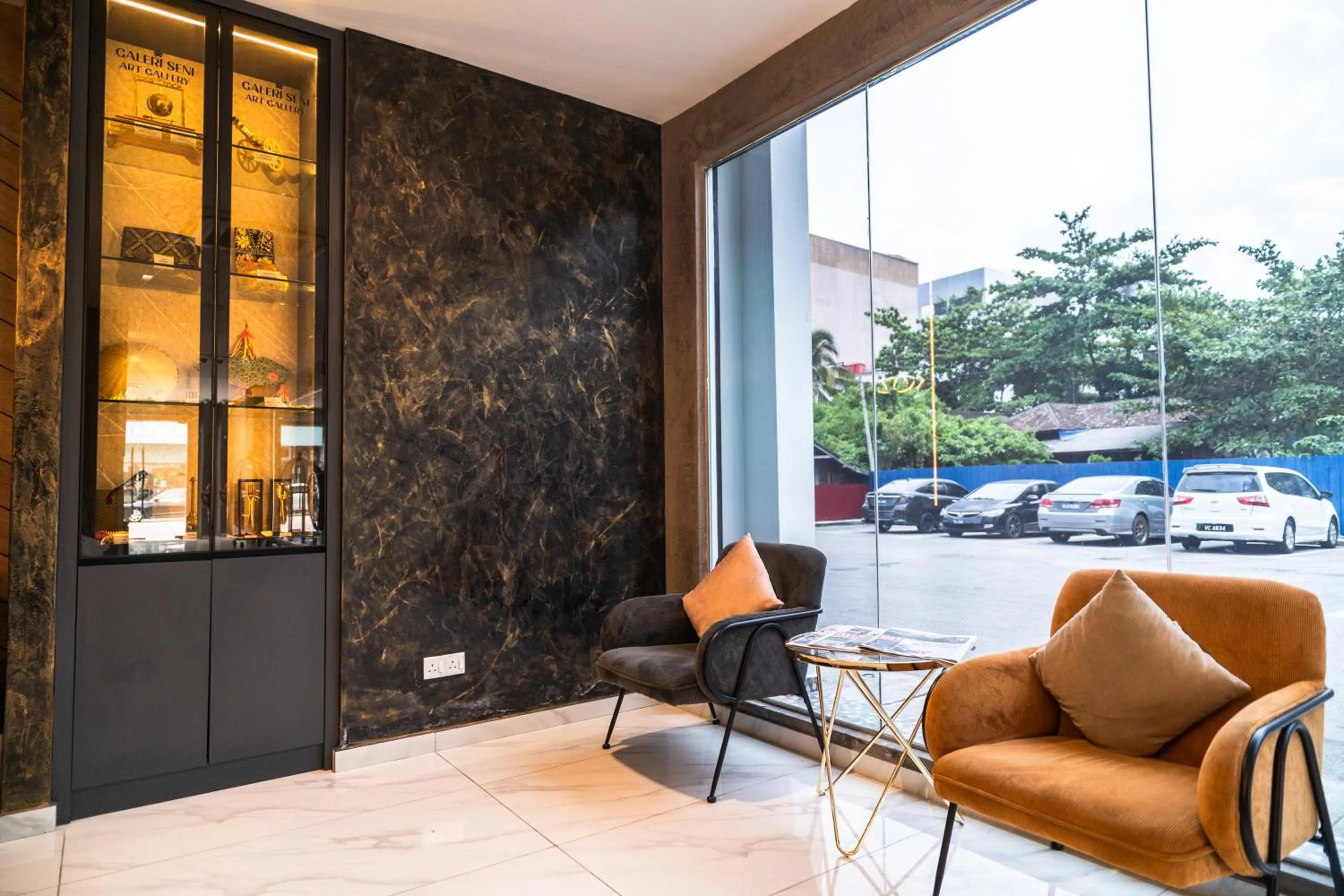 Seating area in DJ Citi Plaza Hotel & Suites