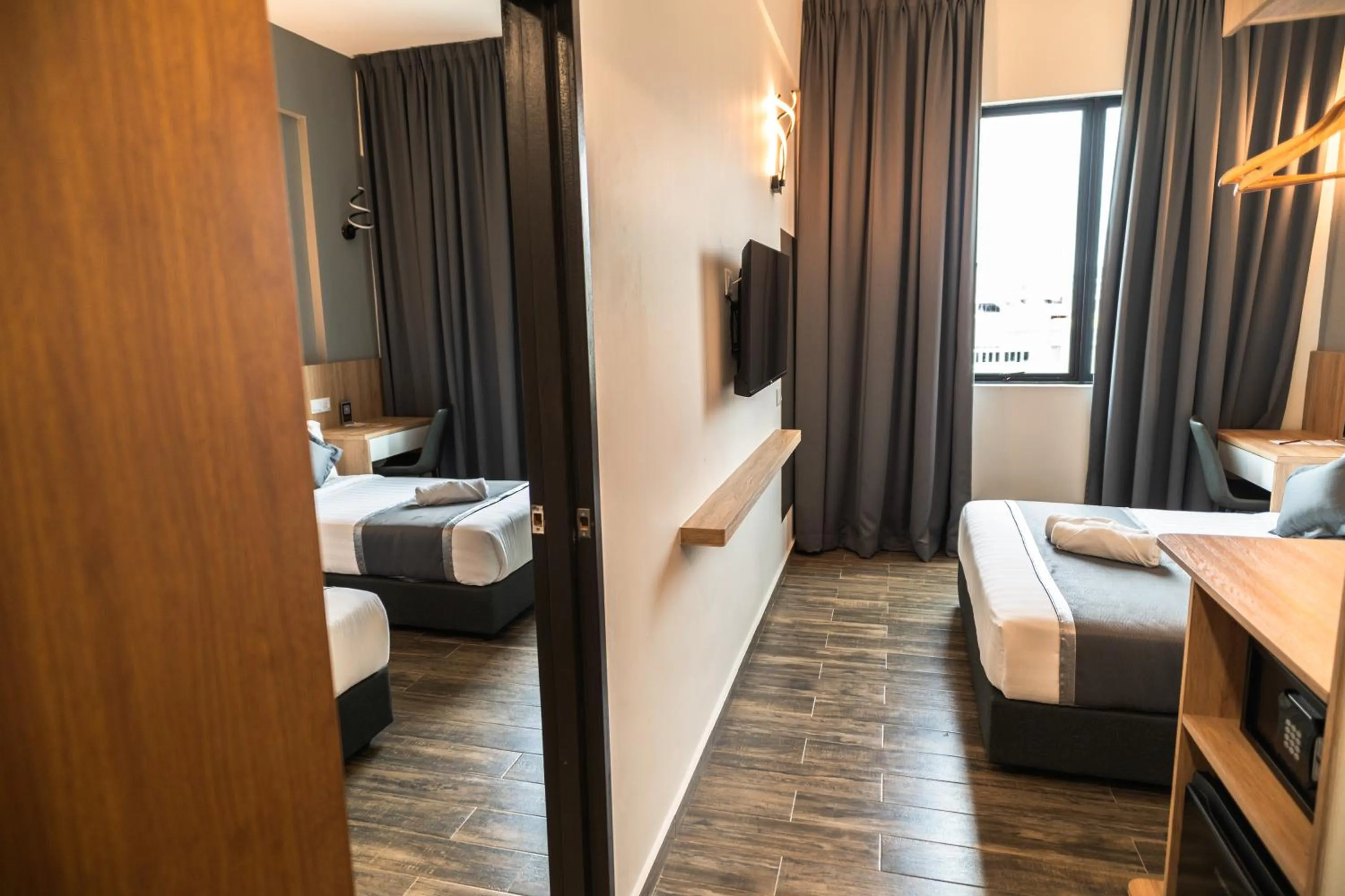 Bed in DJ Citi Plaza Hotel & Suites