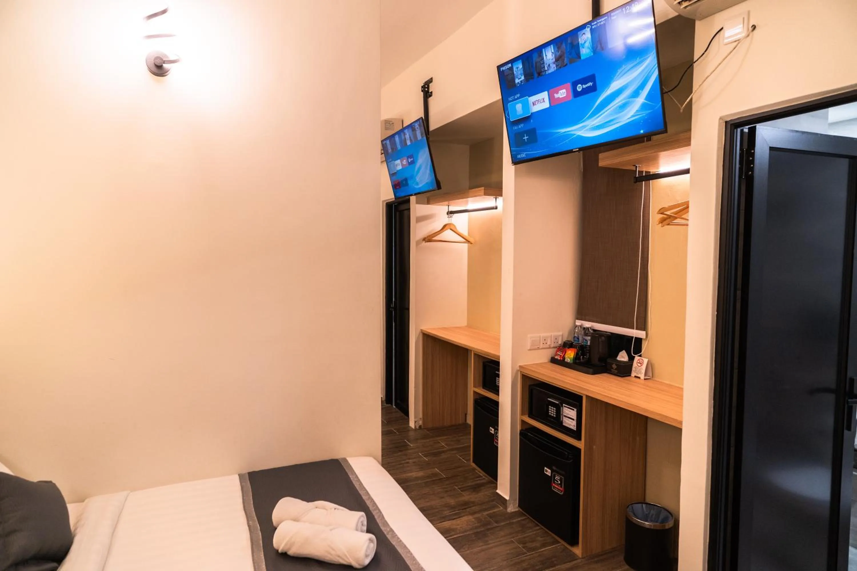 Bed in DJ Citi Plaza Hotel & Suites