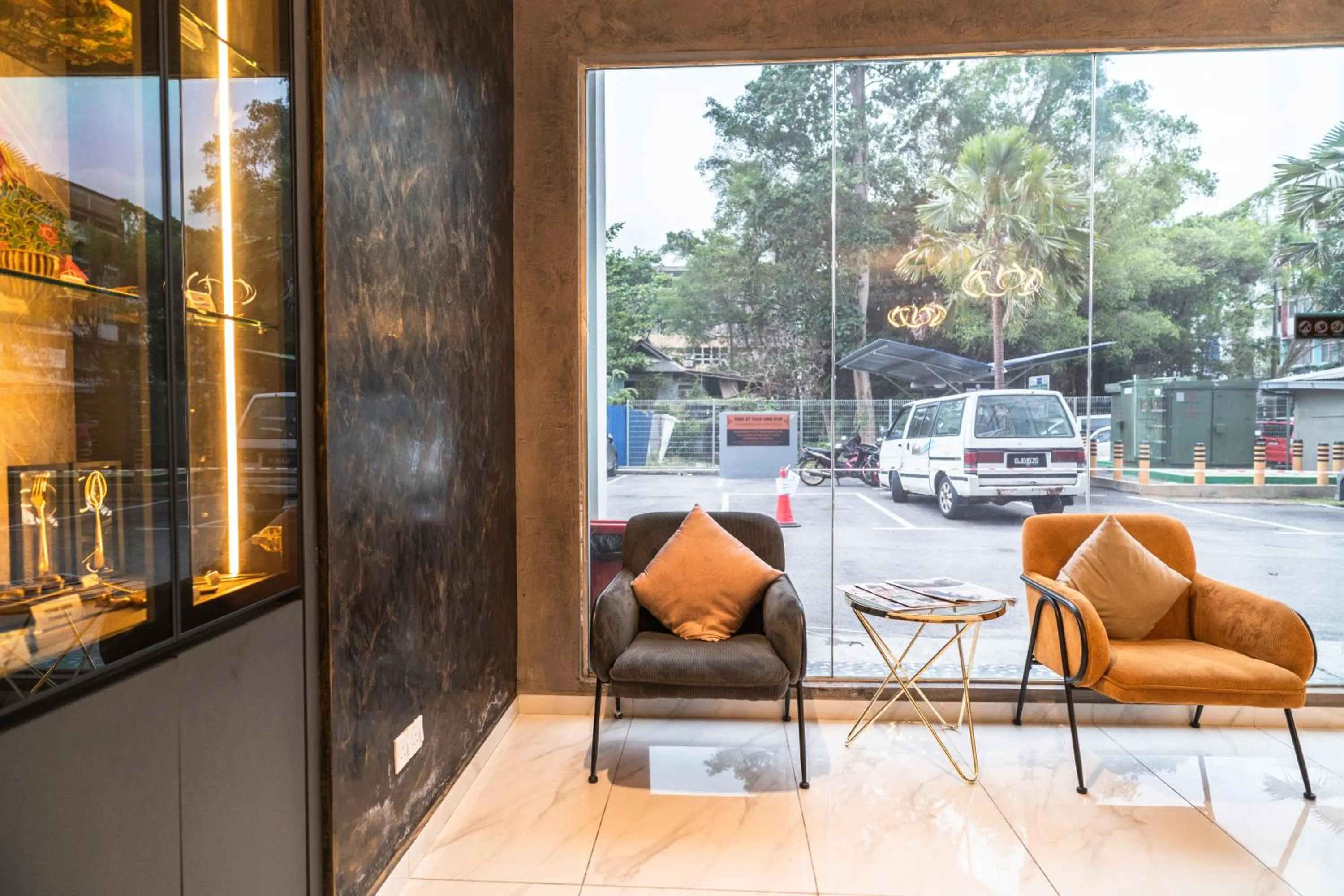 Seating area in DJ Citi Plaza Hotel & Suites