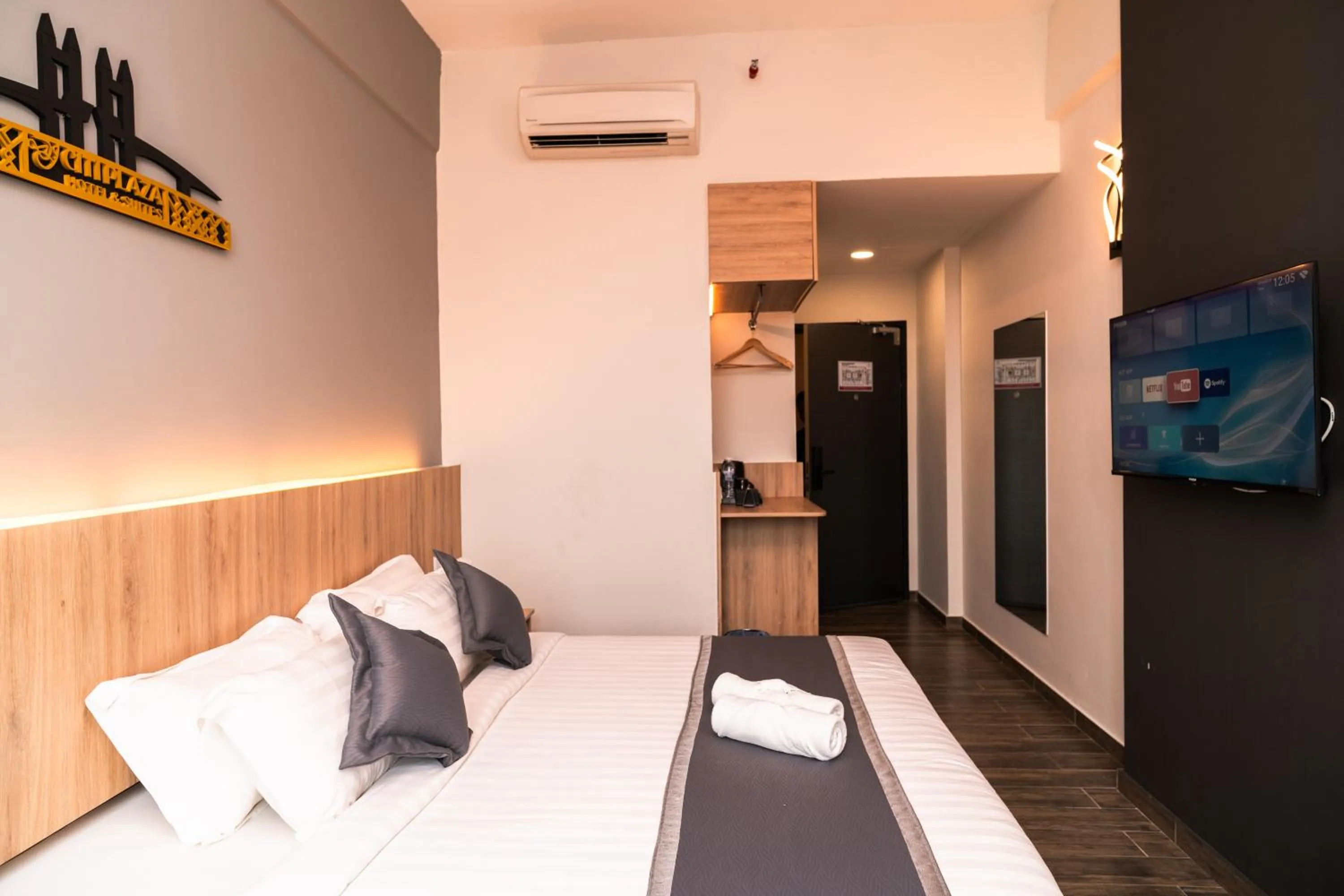 Bed in DJ Citi Plaza Hotel & Suites