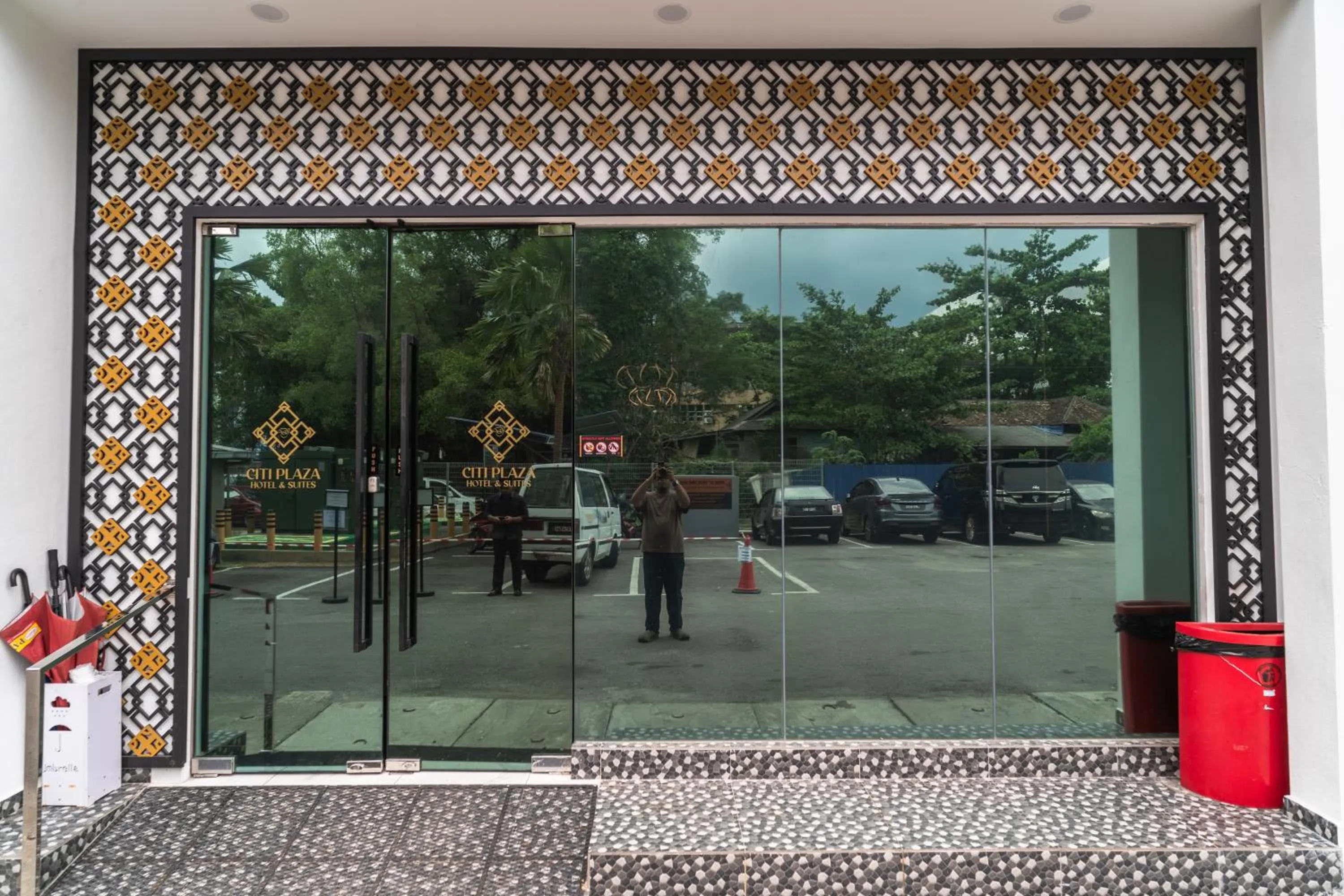 Facade/entrance in DJ Citi Plaza Hotel & Suites
