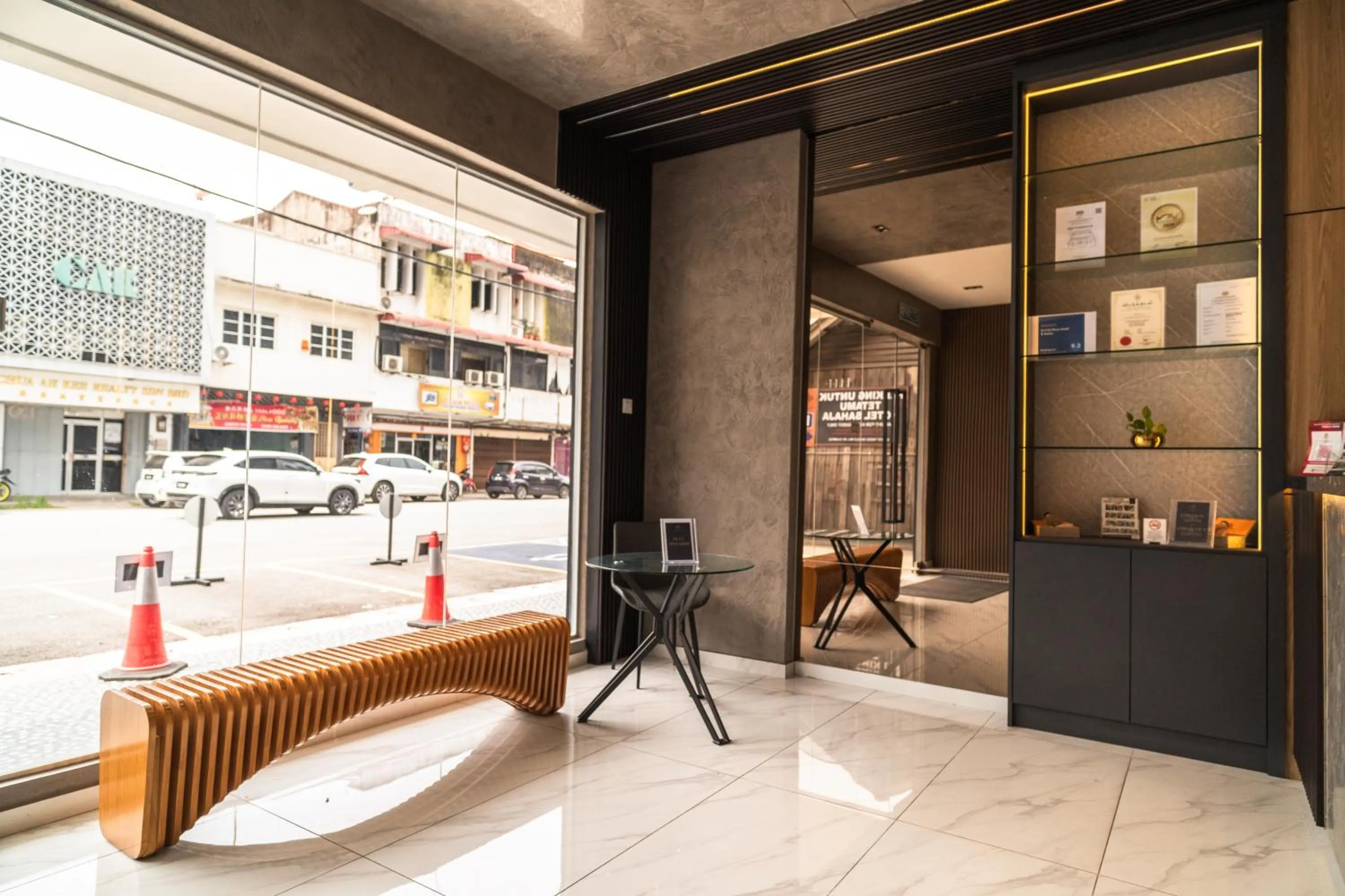 Seating area in DJ Citi Plaza Hotel & Suites