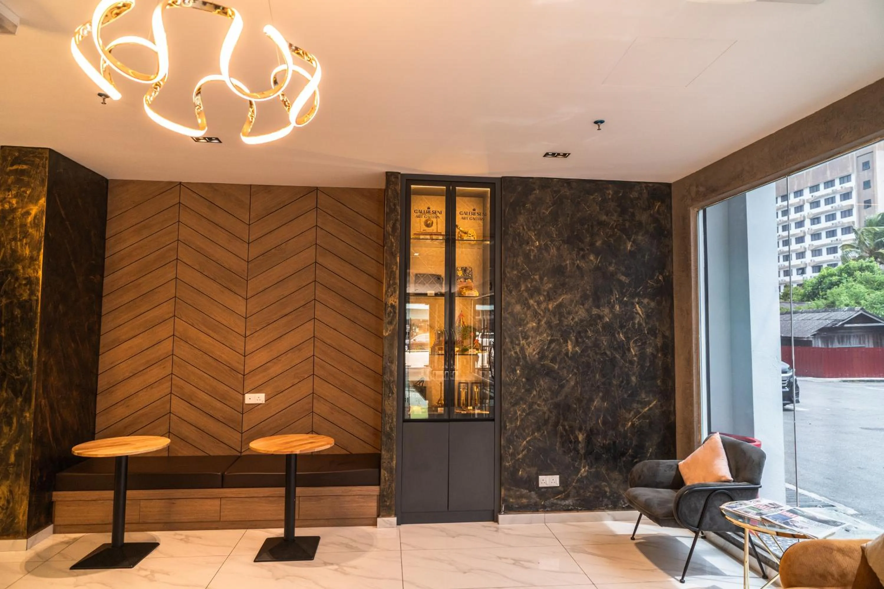 Seating area in DJ Citi Plaza Hotel & Suites