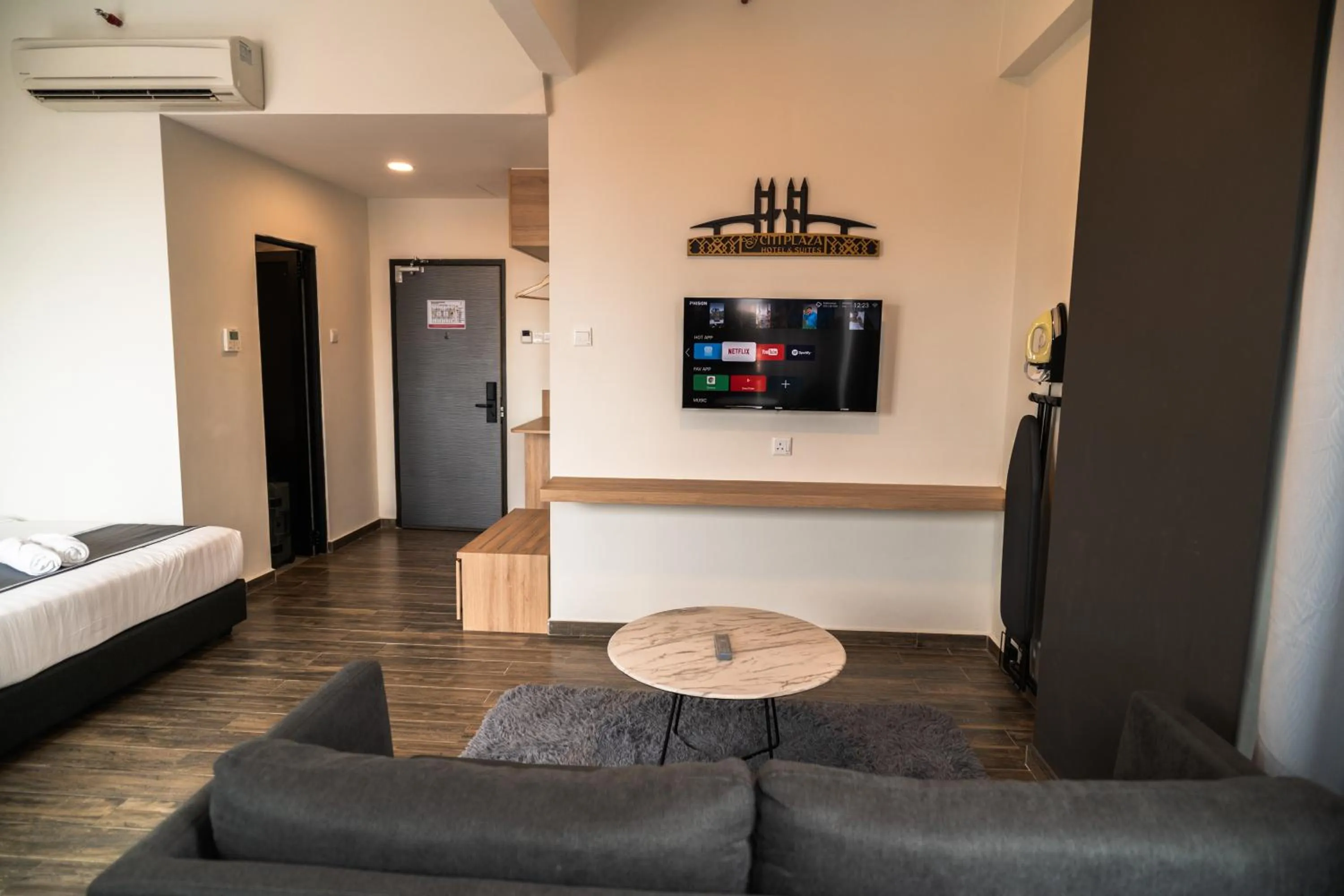 TV and multimedia in DJ Citi Plaza Hotel & Suites