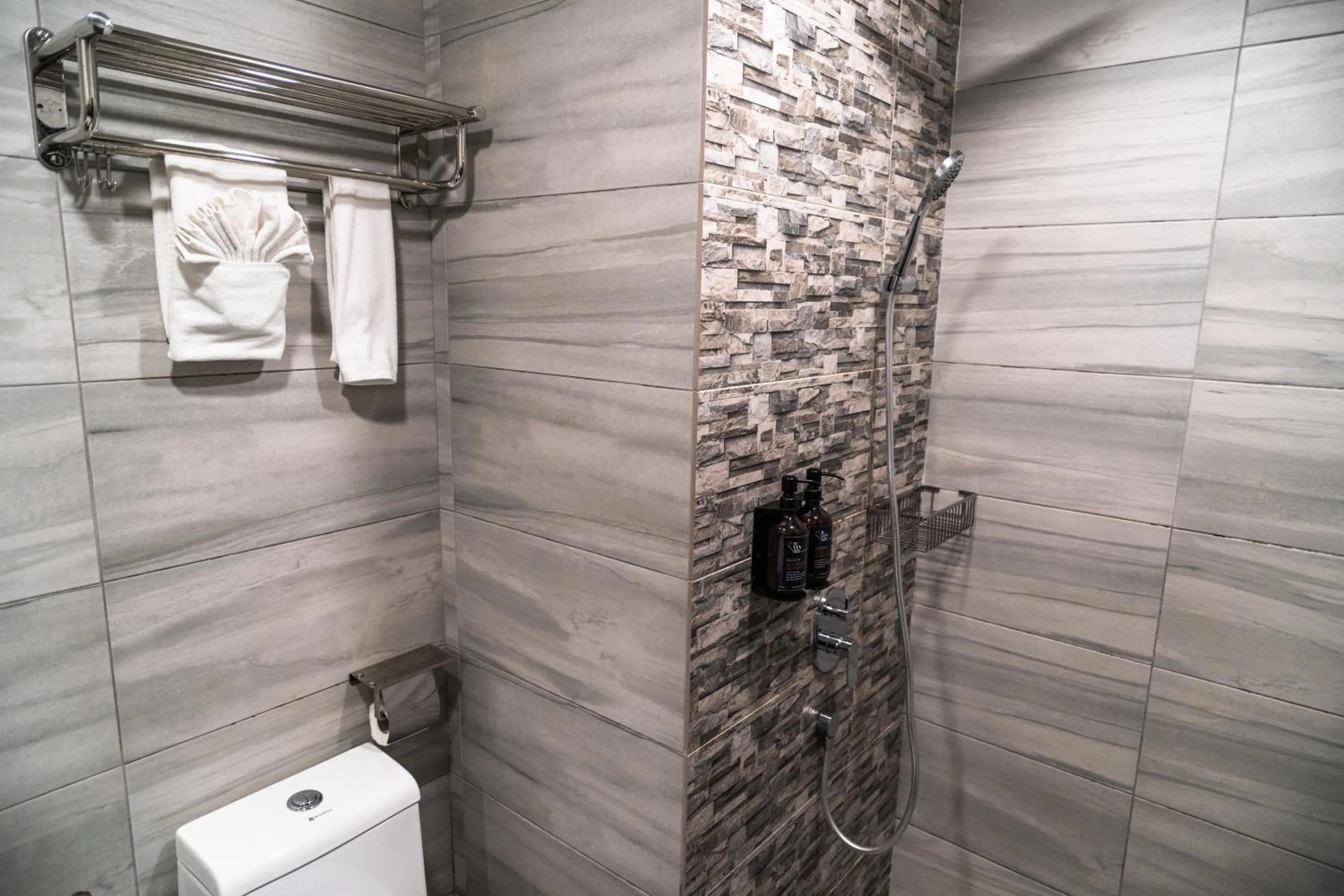 Shower in DJ Citi Plaza Hotel & Suites