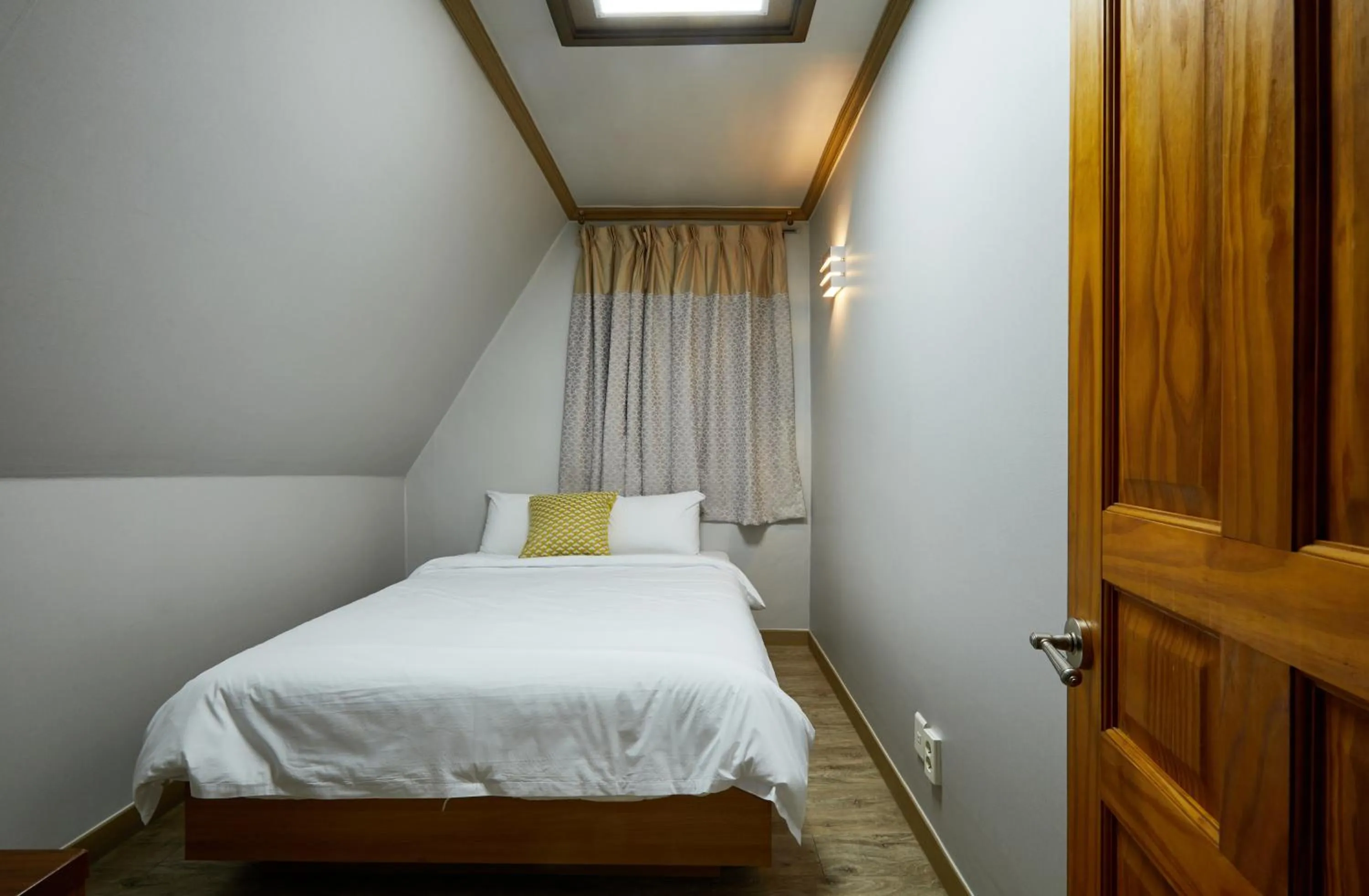 Bed in Buan Tree California Hotel