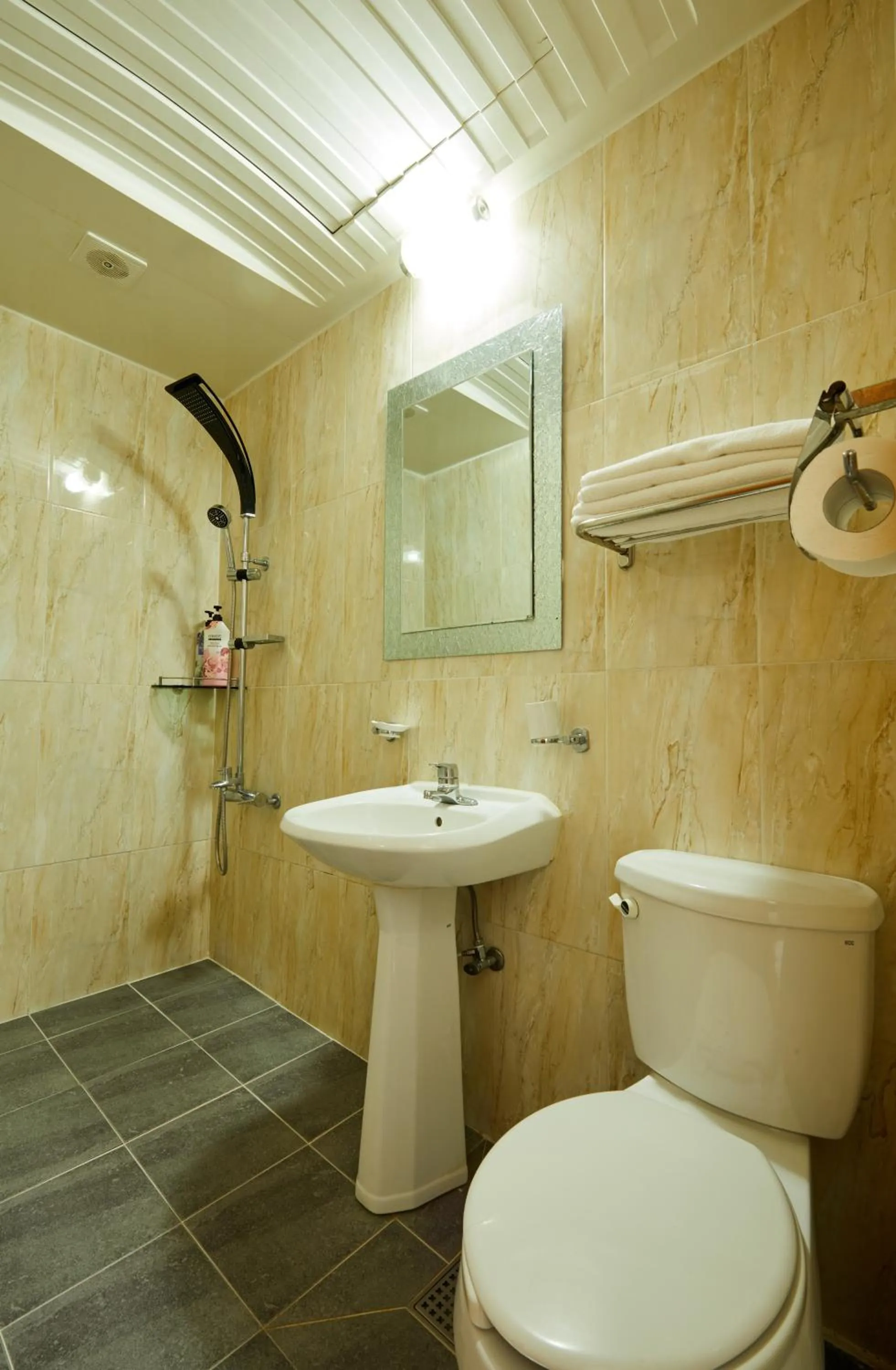 Shower in Buan Tree California Hotel