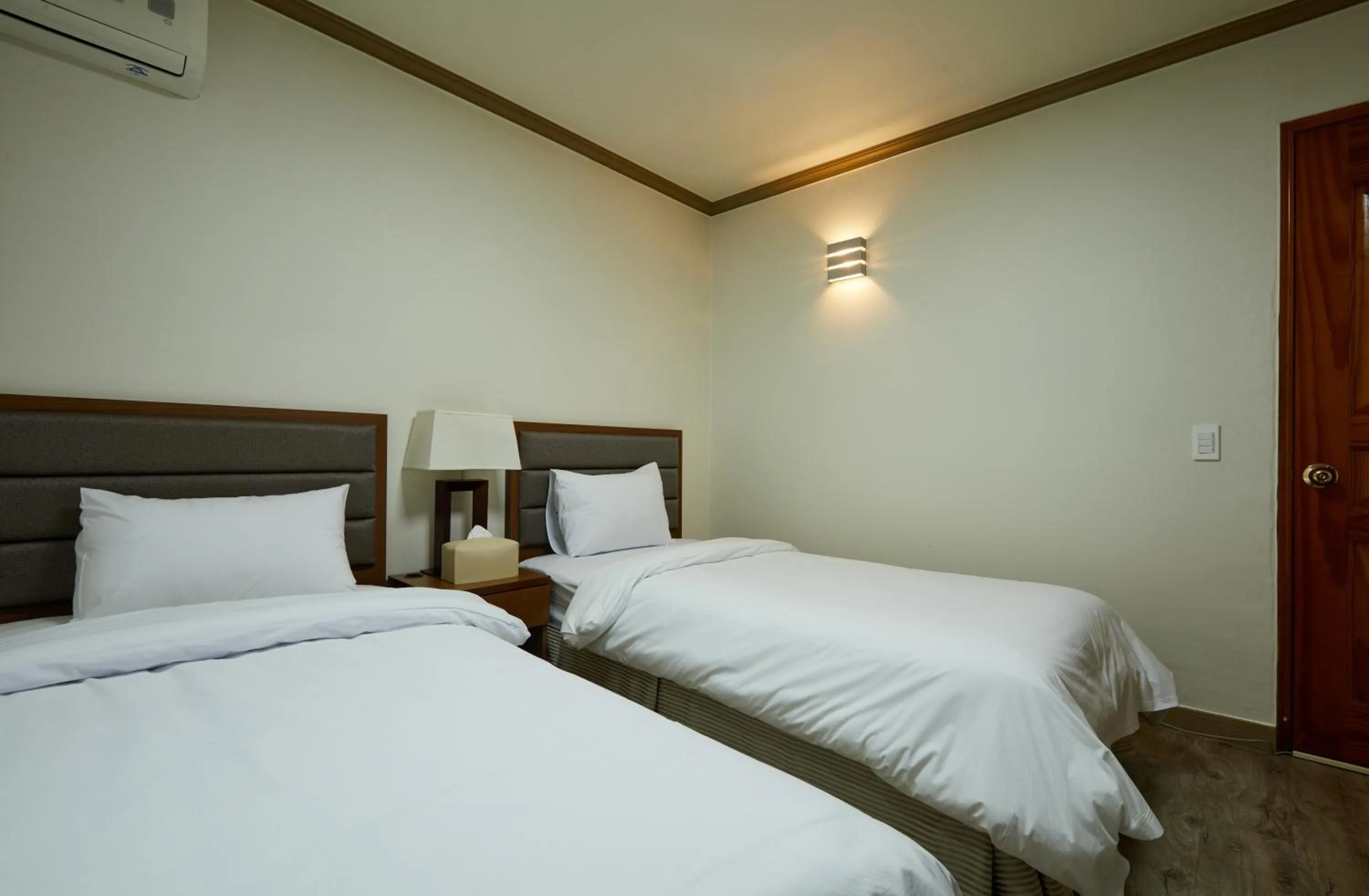 Bedroom, Bed in Buan Tree California Hotel