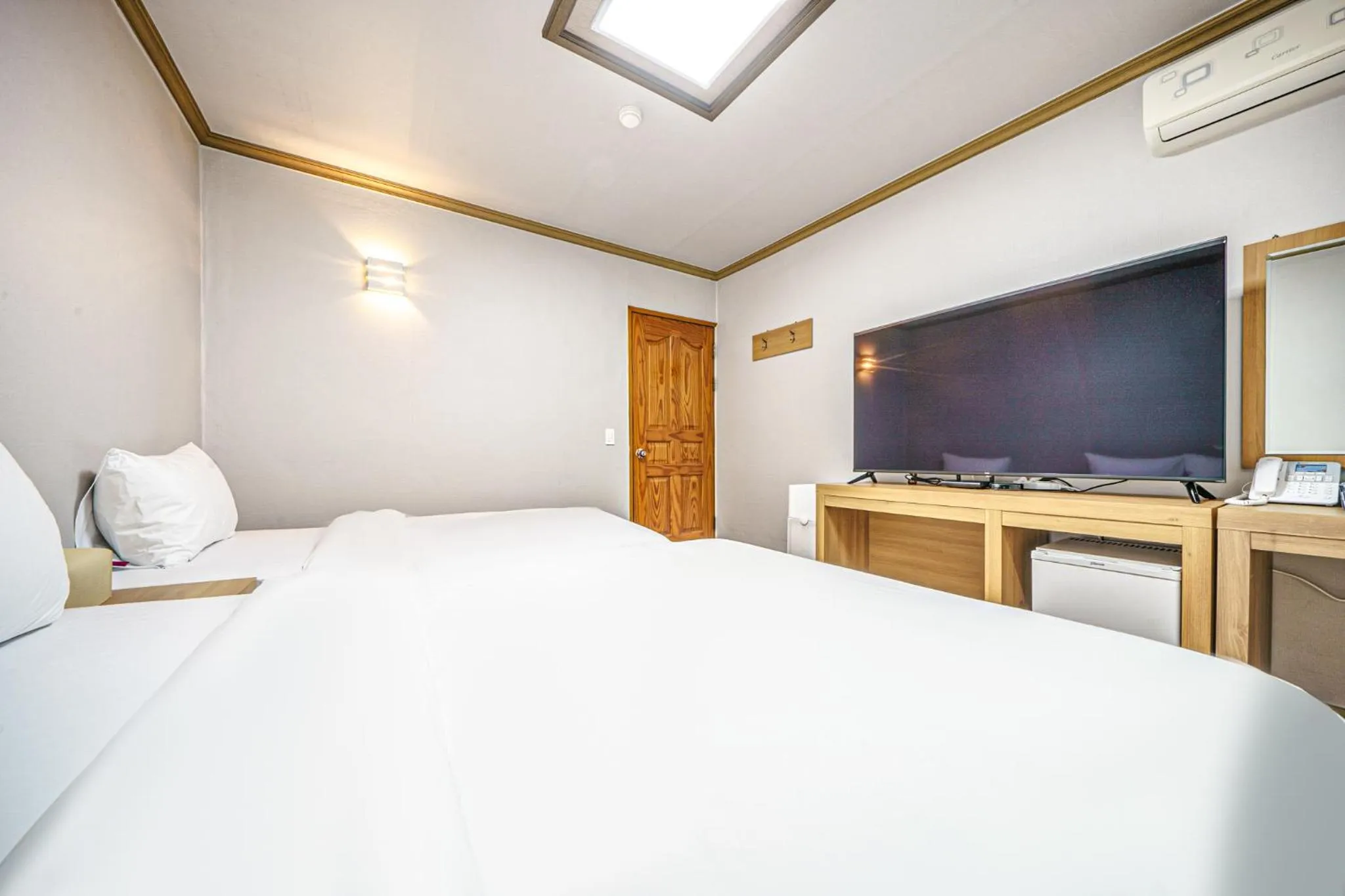 TV and multimedia, Bed in Buan Tree California Hotel