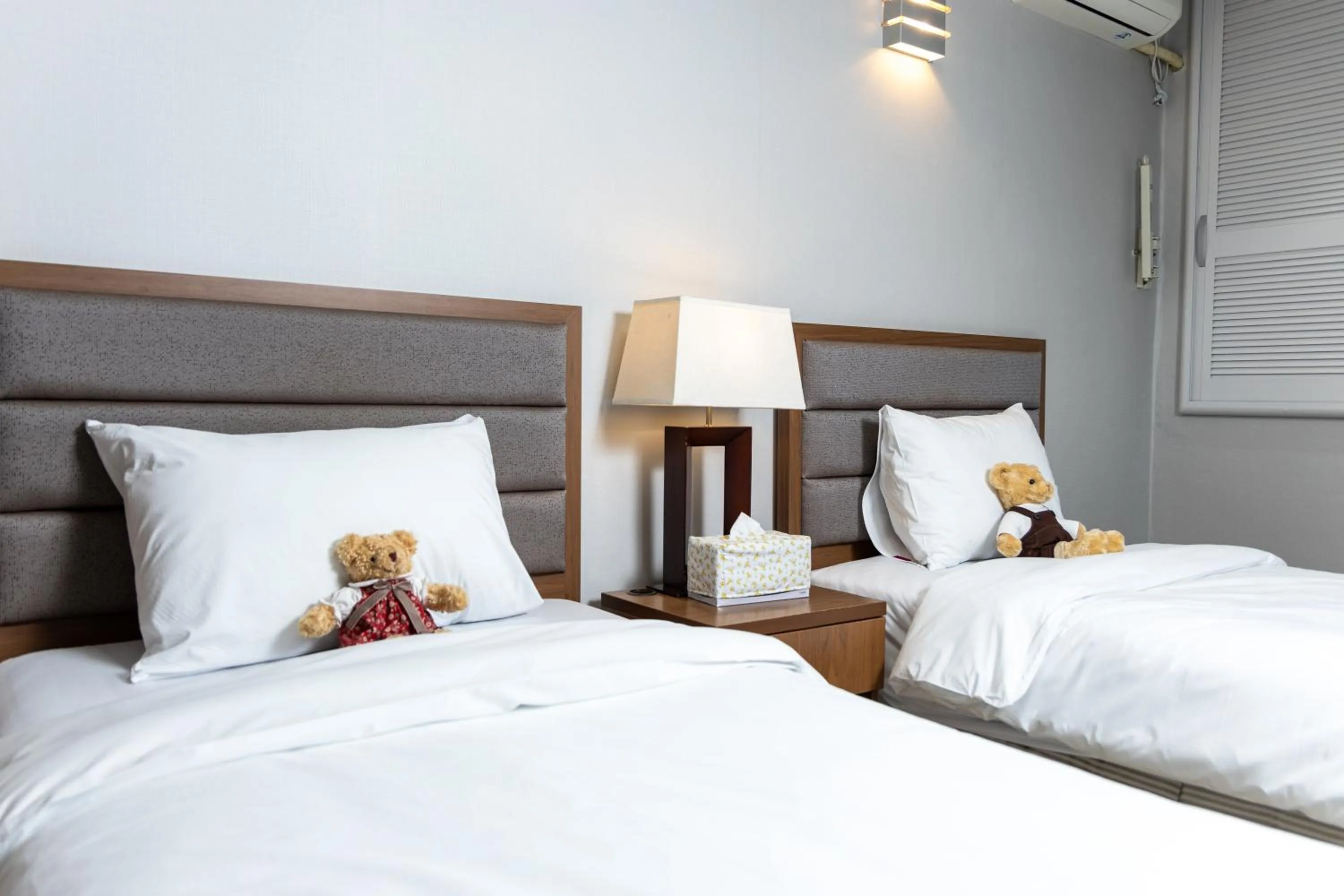 Bedroom, Bed in Buan Tree California Hotel