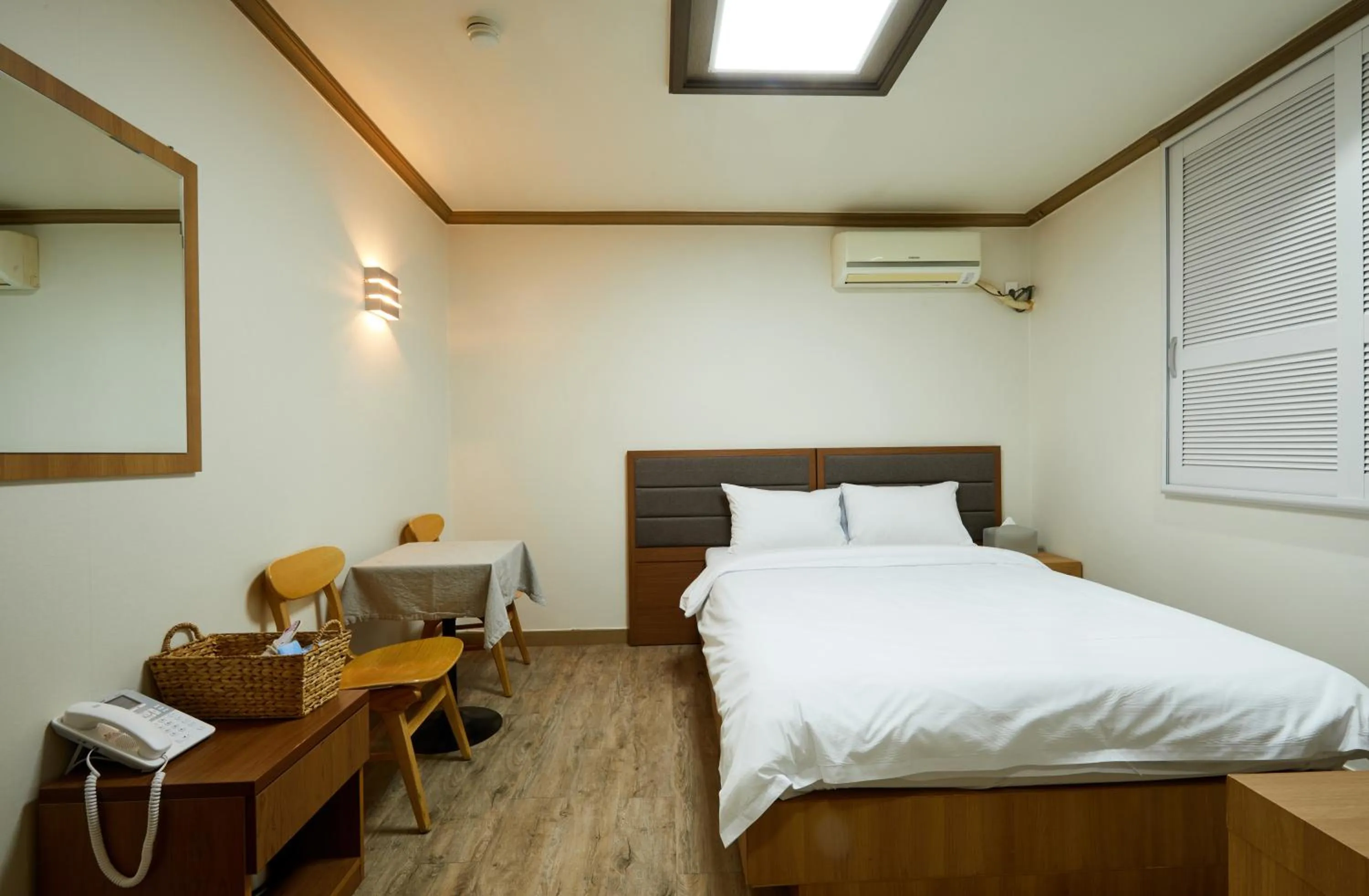 Bedroom, Bed in Buan Tree California Hotel