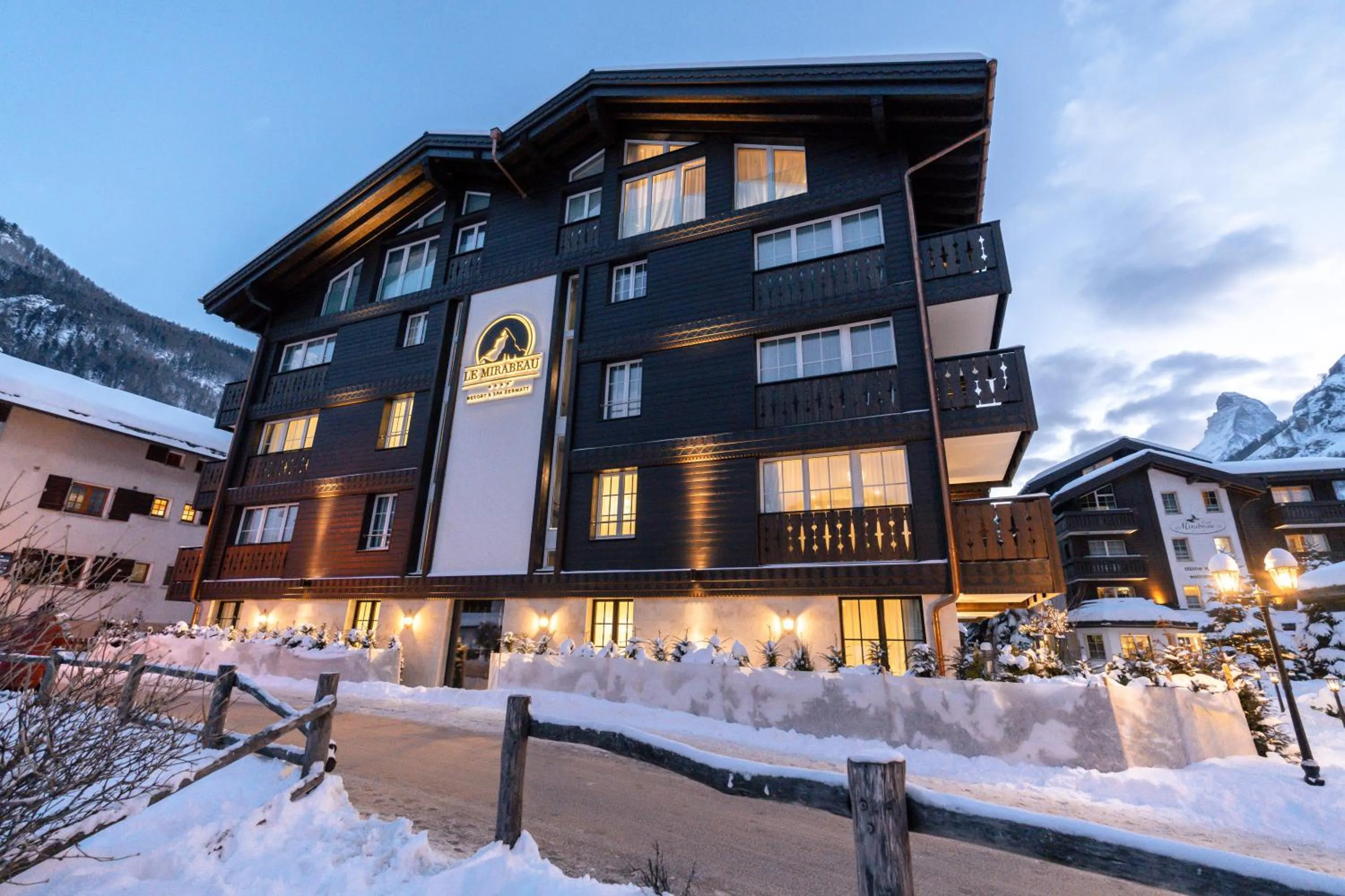 Property building in Mirabeau Etoile