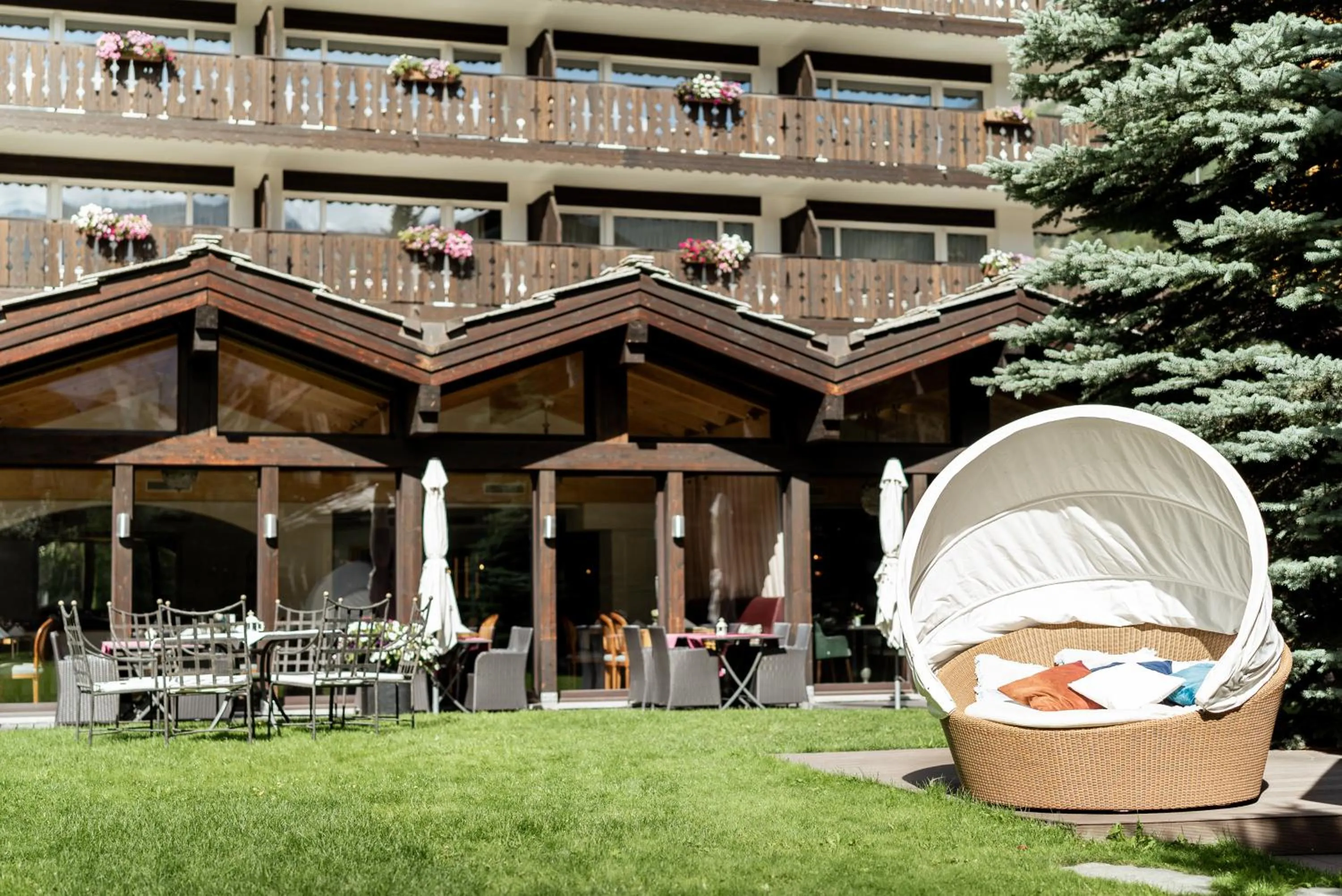 Property building in Mirabeau Etoile