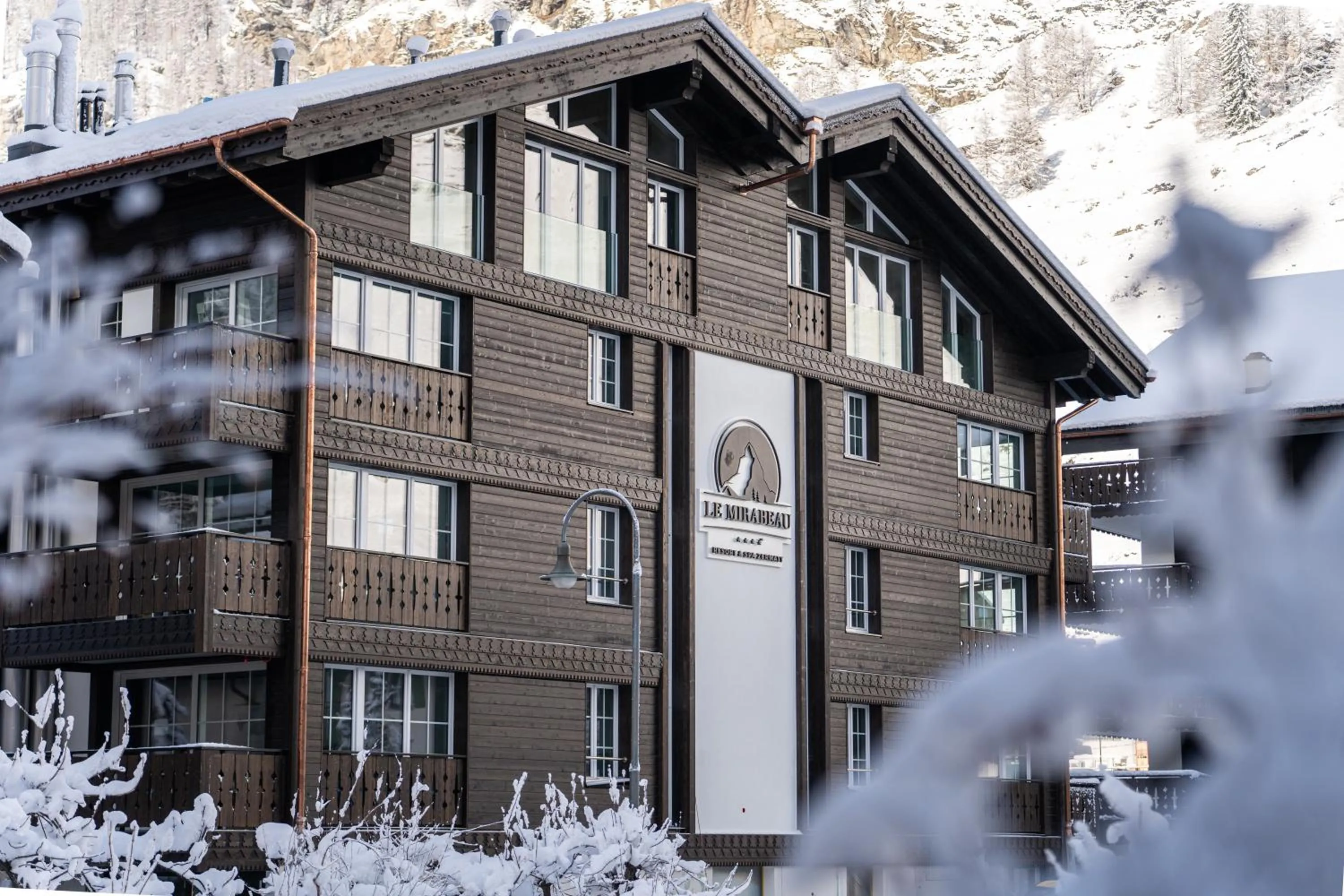 Property building in Mirabeau Etoile