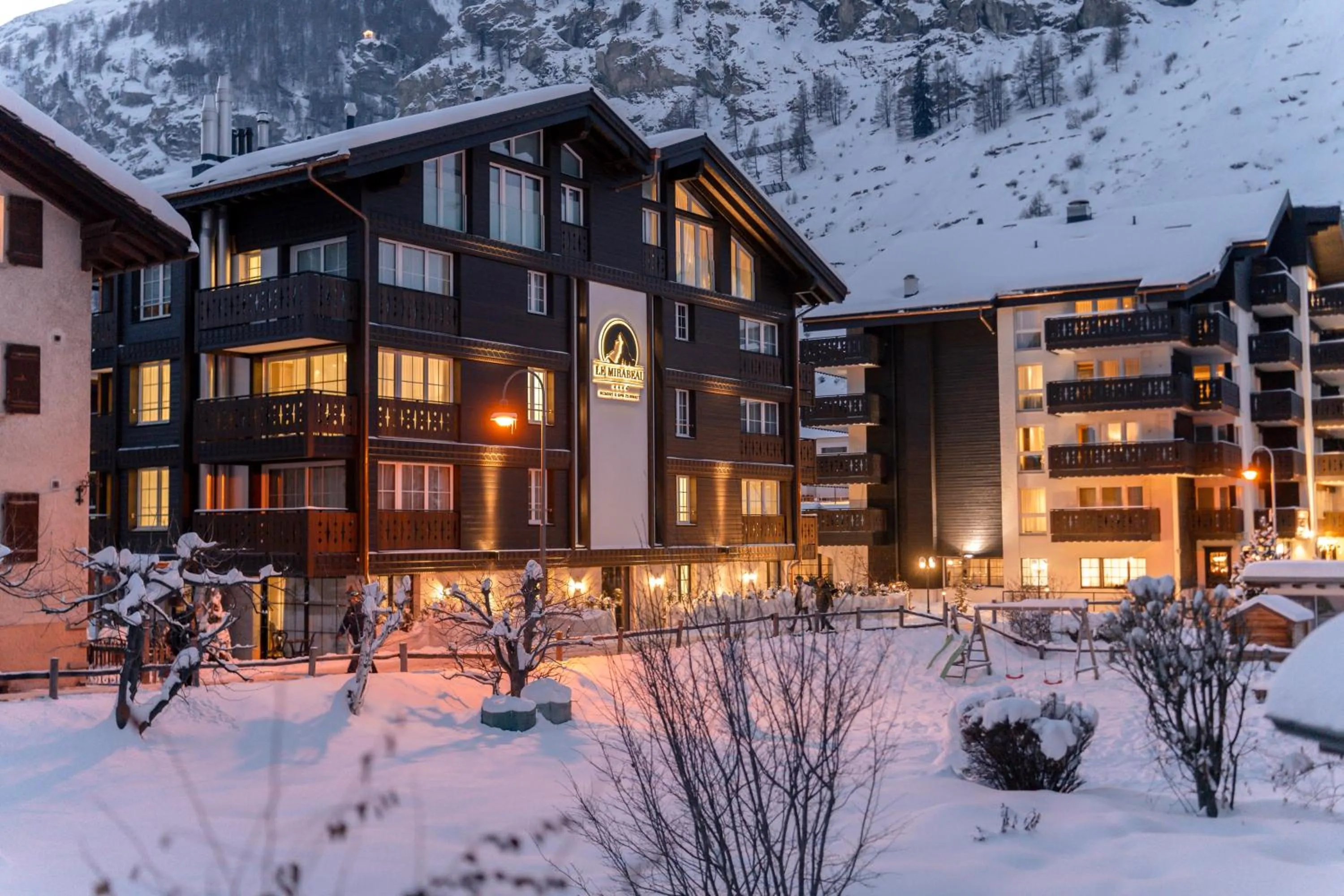 Property building in Mirabeau Etoile