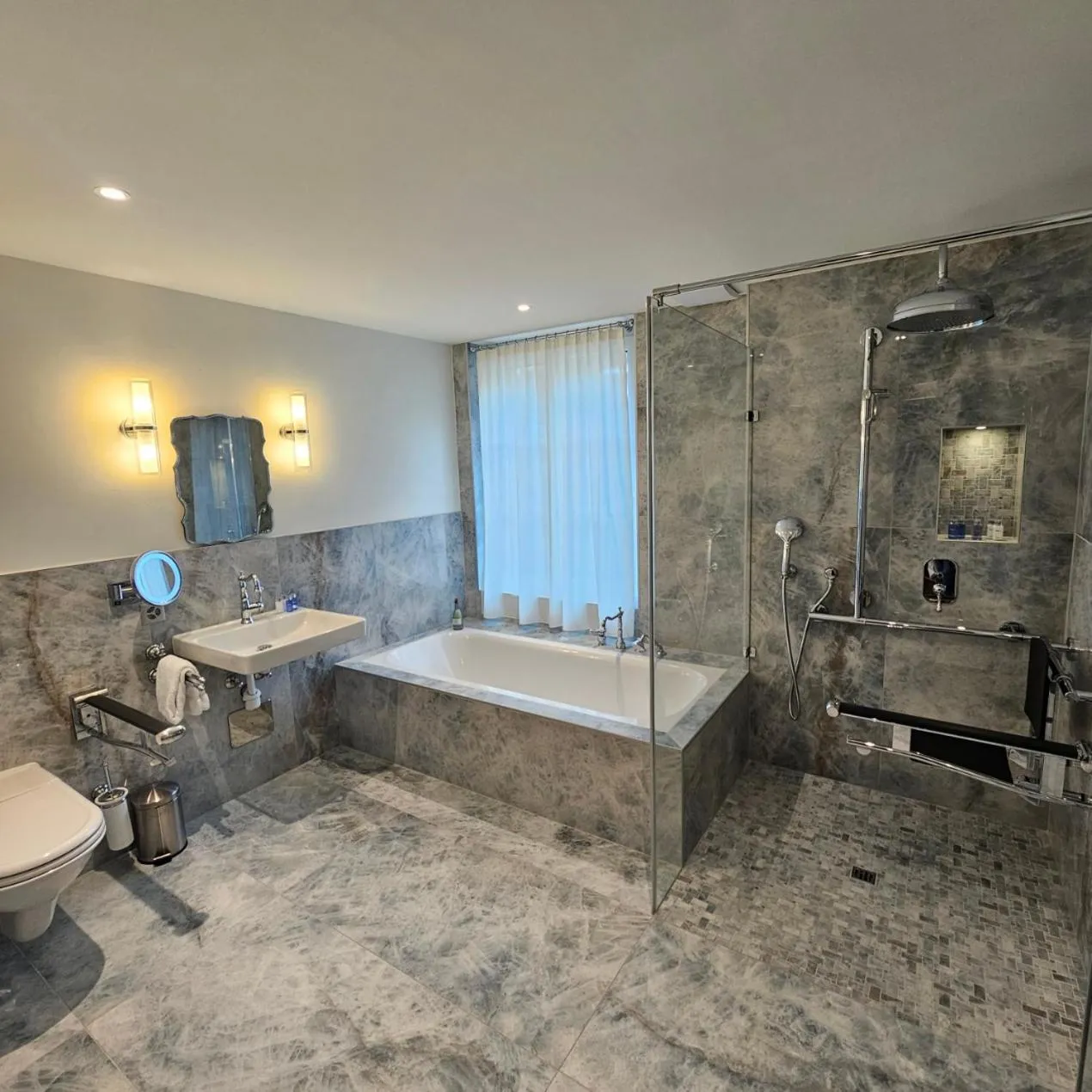 Shower in Mirabeau Etoile