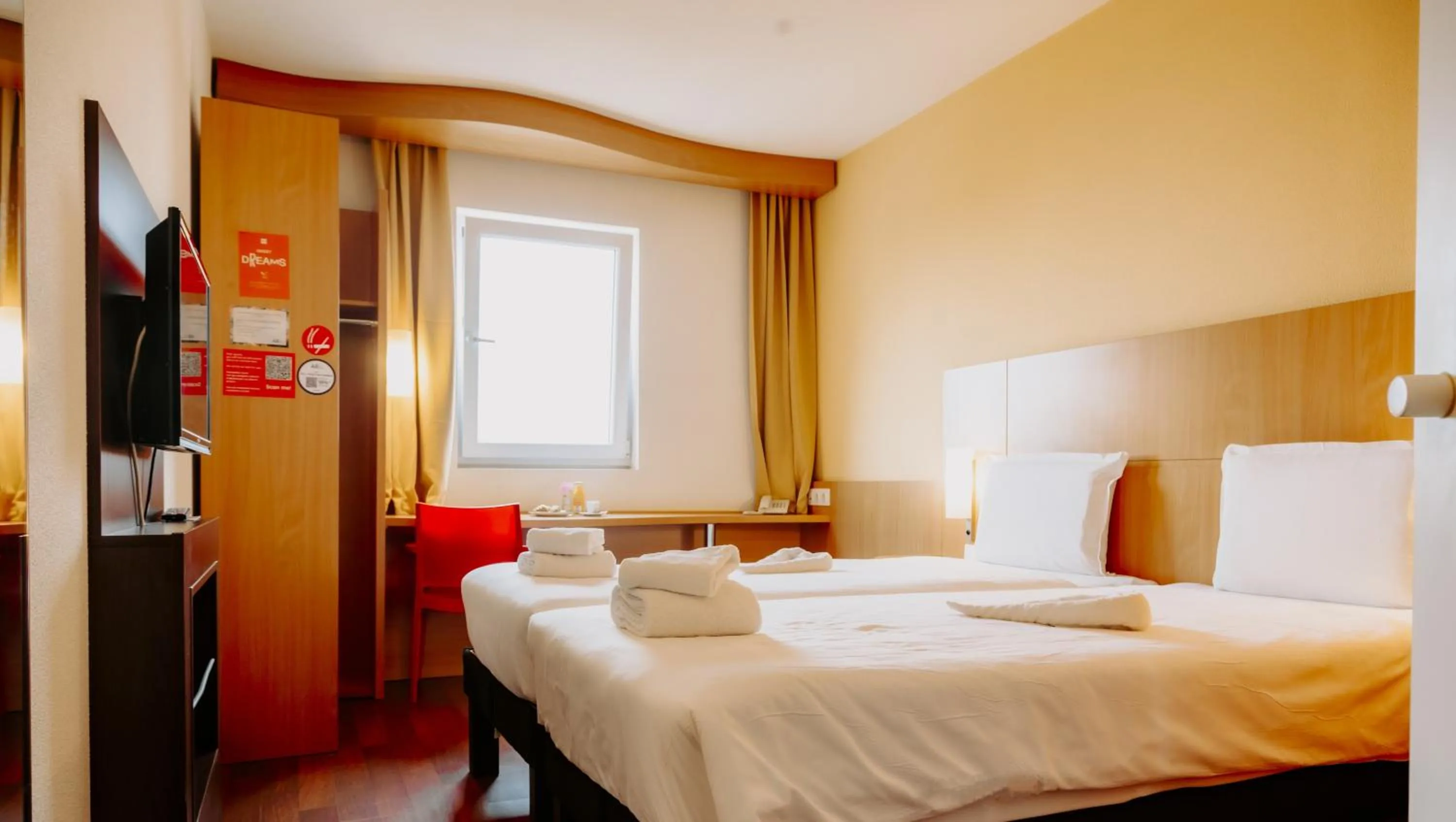 Bedroom, Bed in Ibis Sofia Airport Hotel